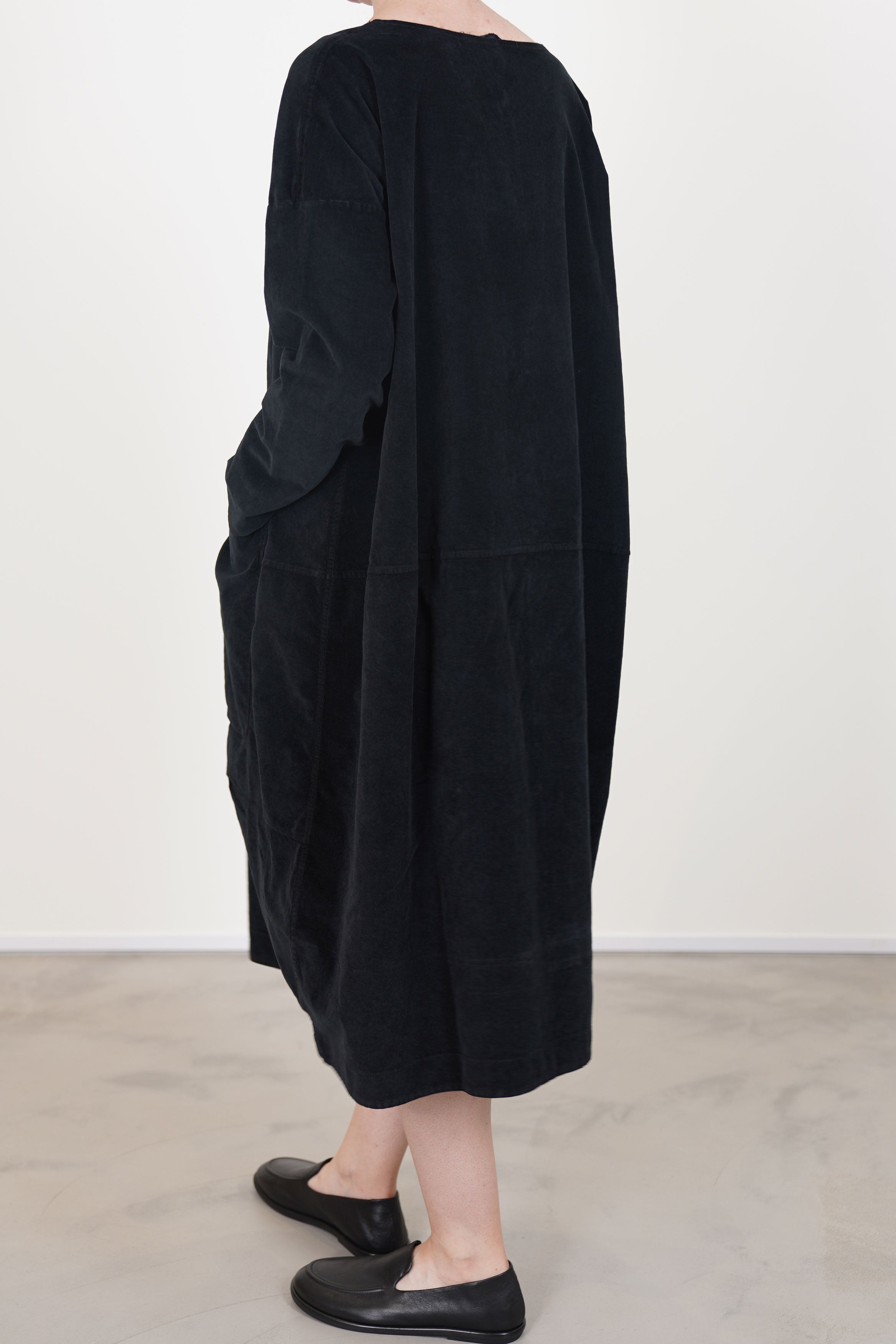 back view of album di famiglia dress tasche velvet black with relaxed fit and soft drape