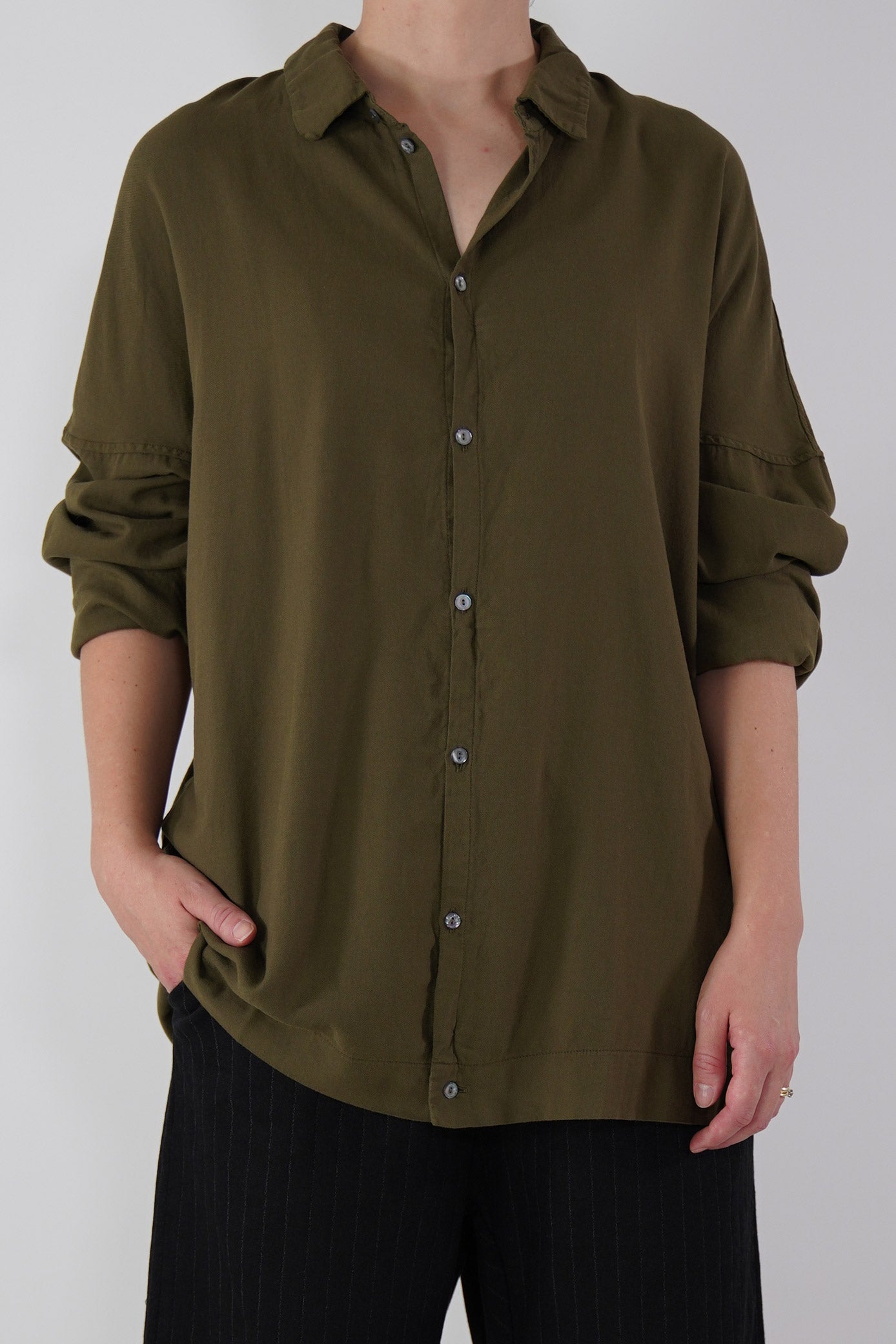album di famiglia unisex collar shirt tvc olive | Carrousel The Store