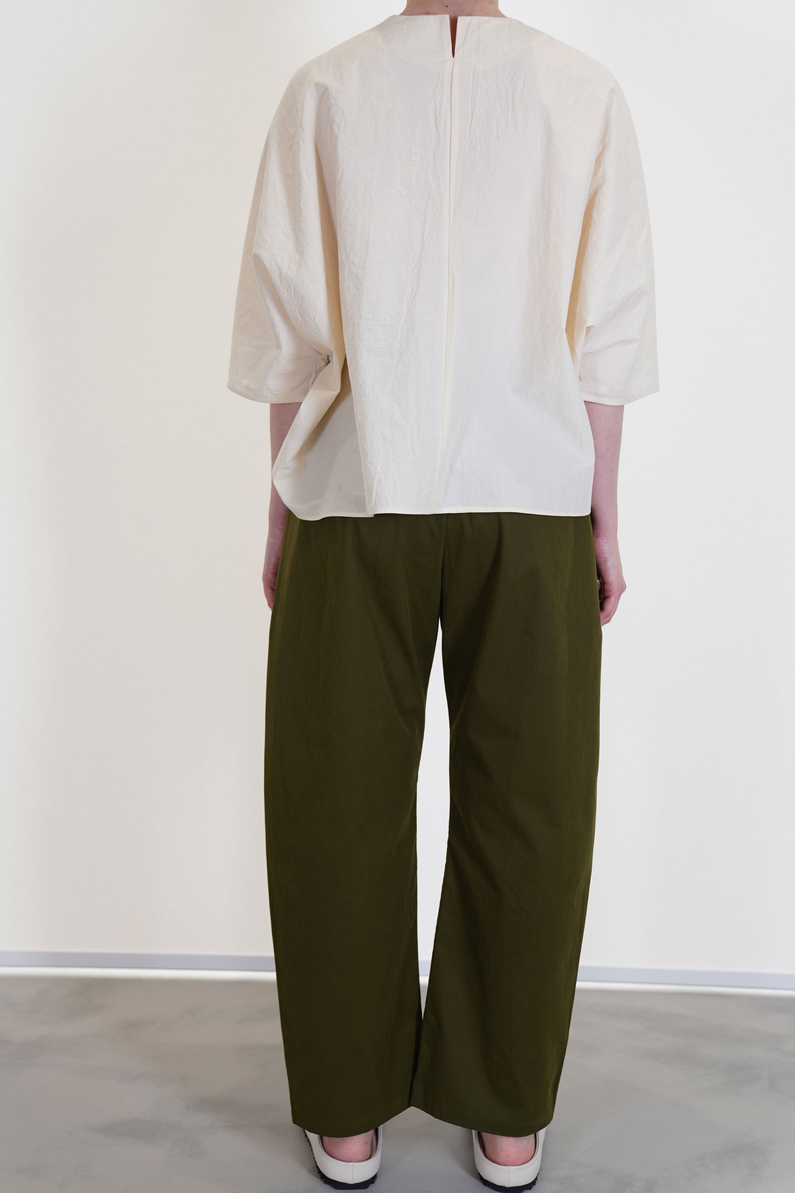 apuntob (a.b) trousers forest long curved leg, relaxed fit