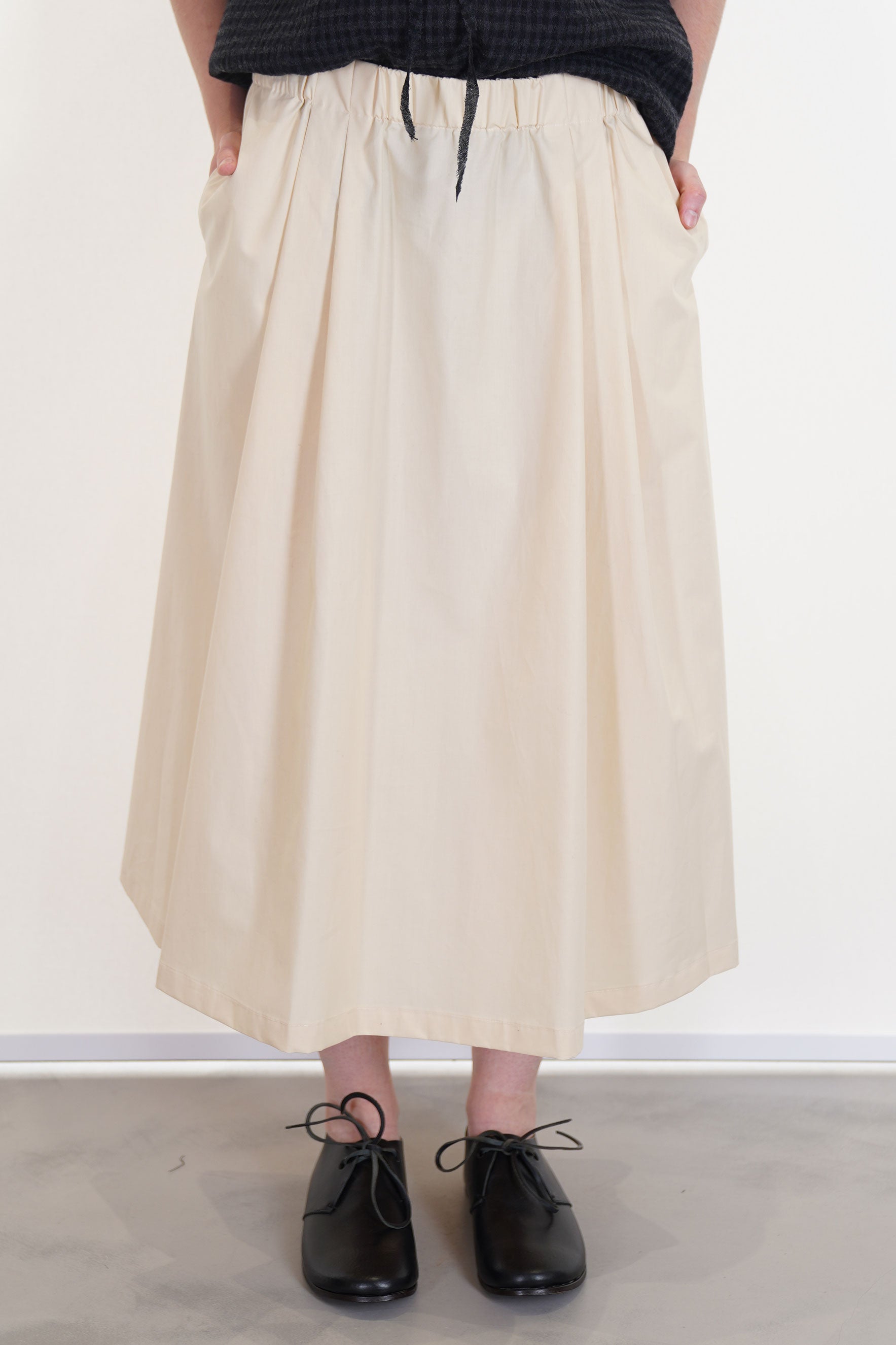 apuntob (a.b) skirt natural crafted in a poplin cotton material.