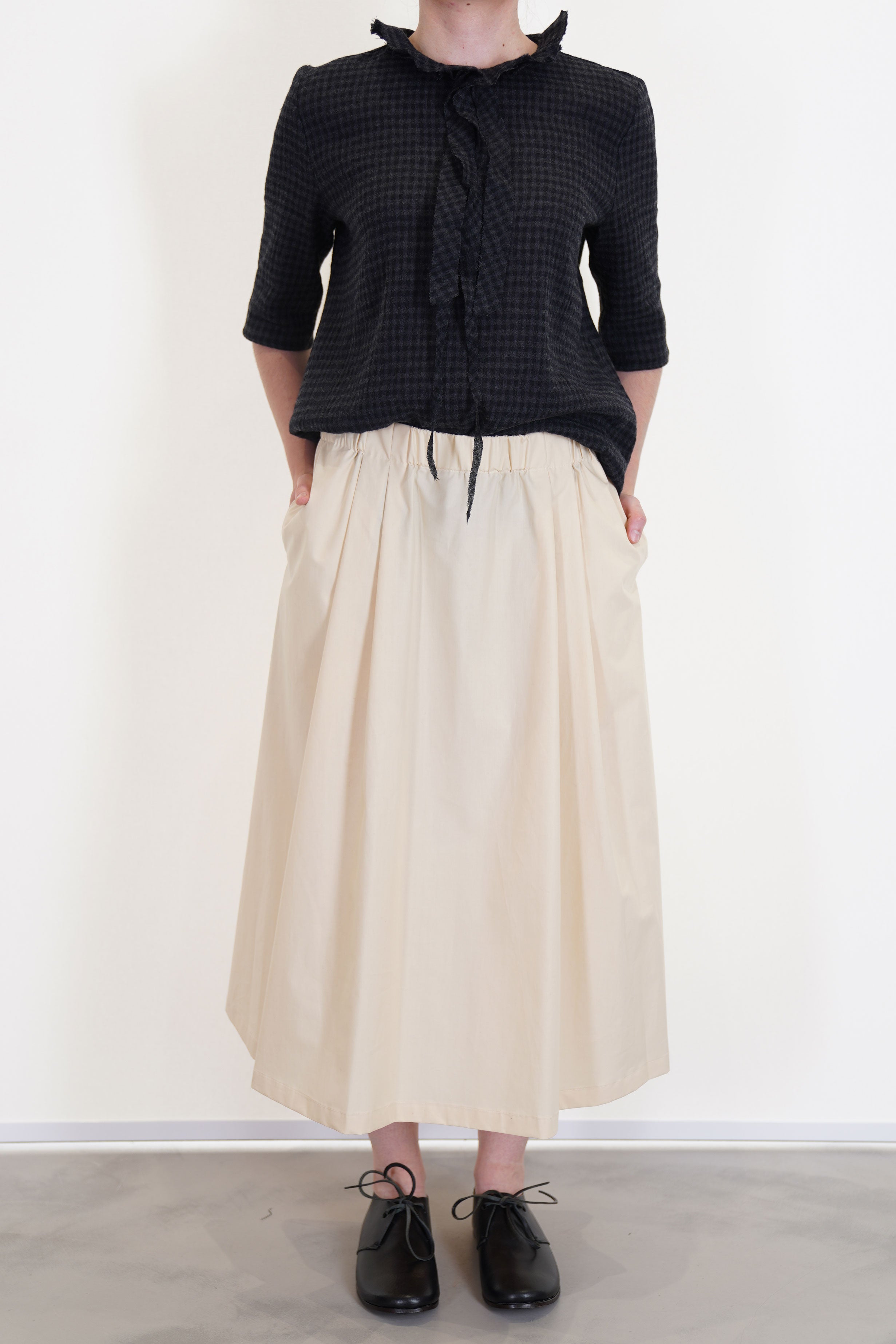 apuntob (a.b) shirt anthracite black paired with skirt natural