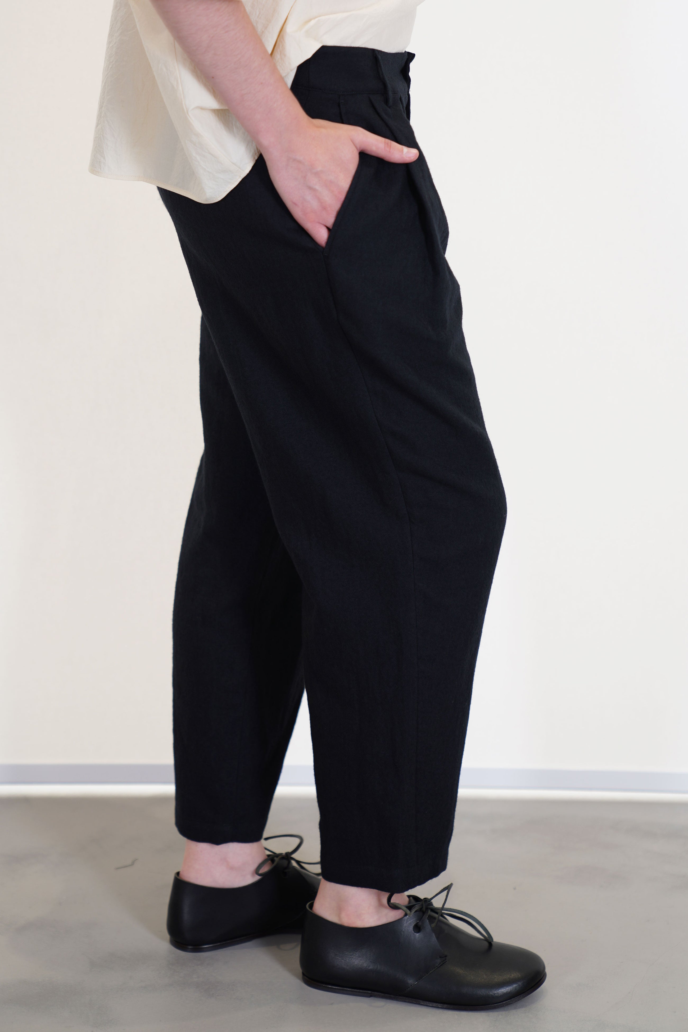 deatil view of apuntob (a.b) trousers black ankle length, side pocket details