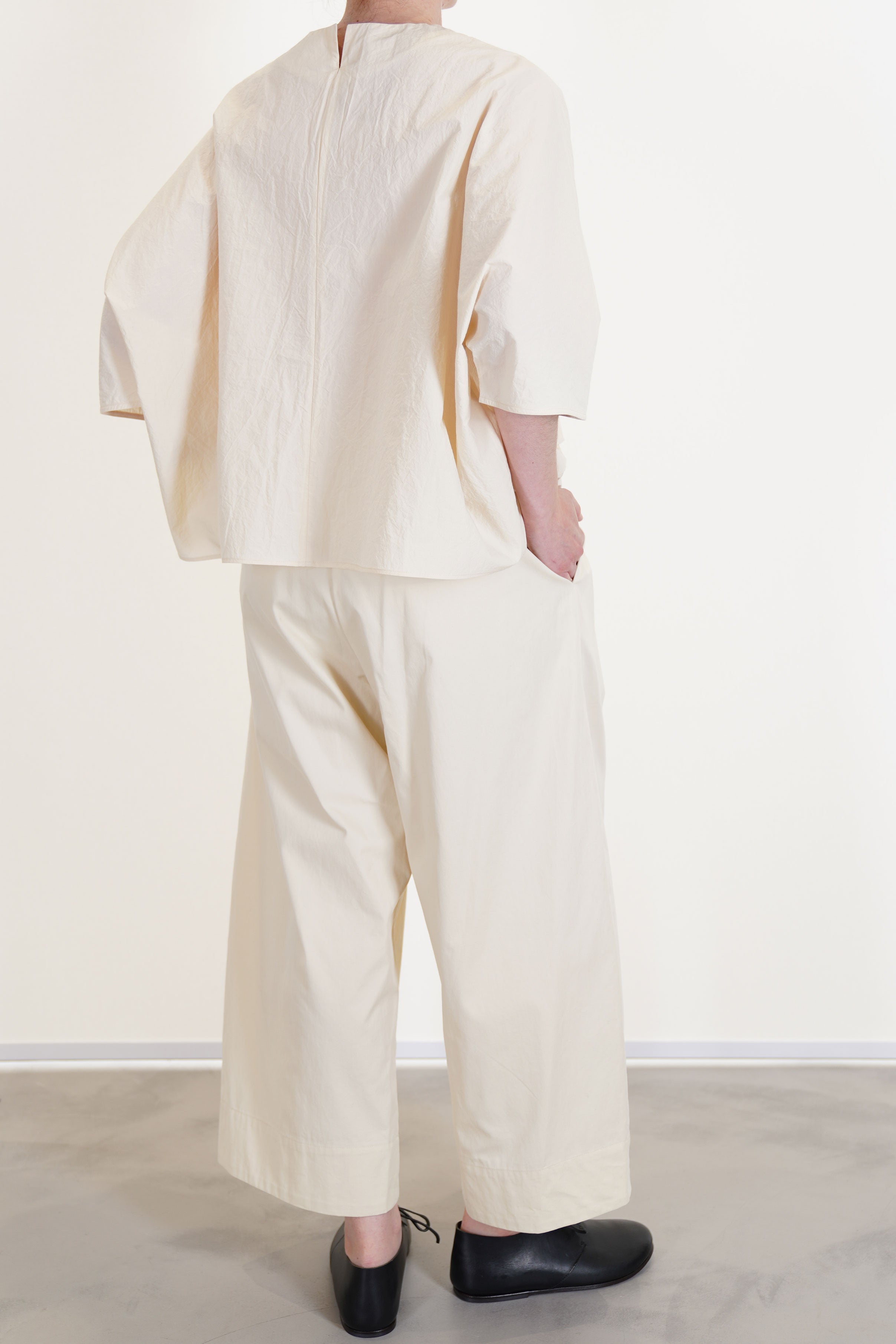 back view of apuntob (a.b) trousers cropped length and side pocket details