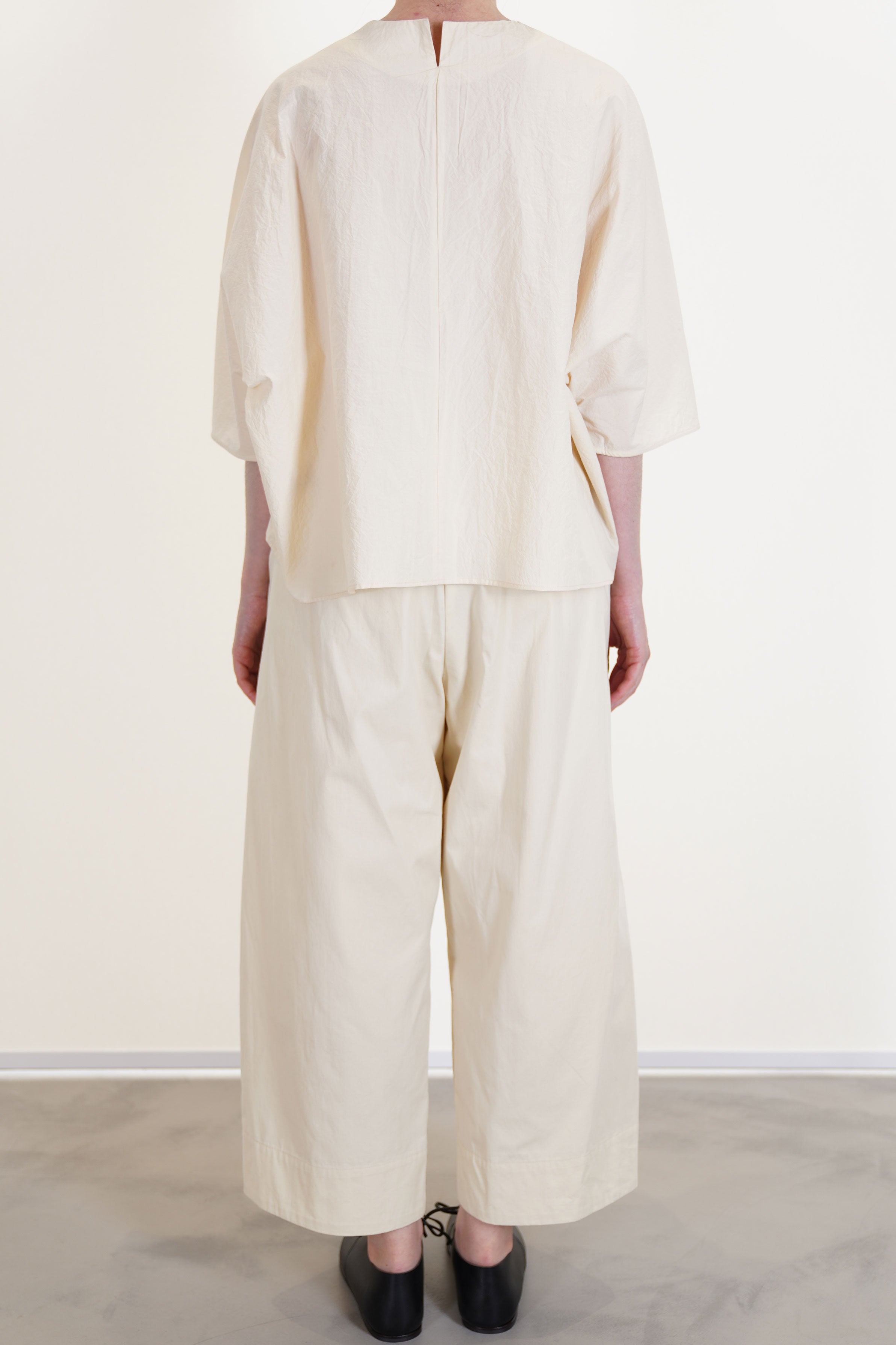 apuntob (a.b) trousers natural and shirt natural paired for a monochromatic soft autumn combination