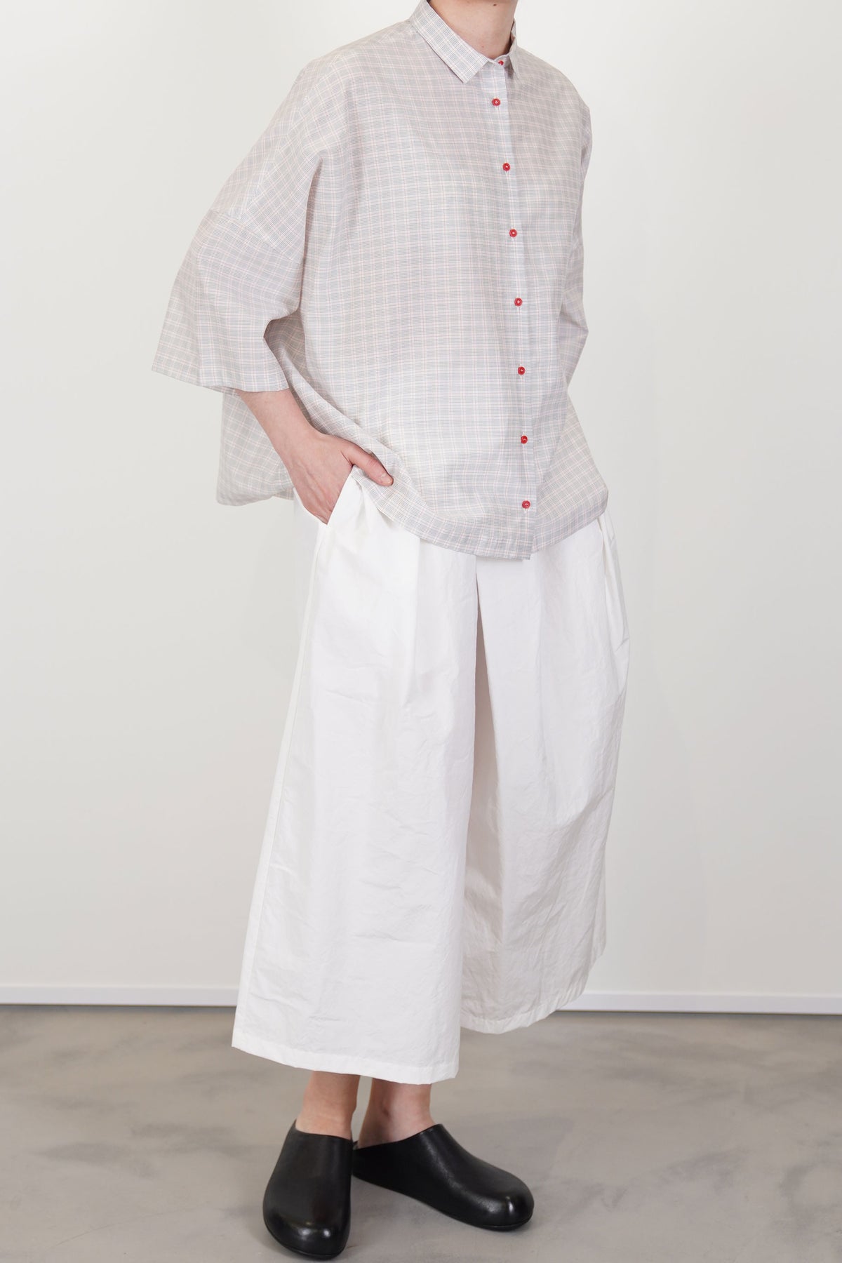 side view of apuntob (a.b) wide trousers meringue cropped length and understated elegance