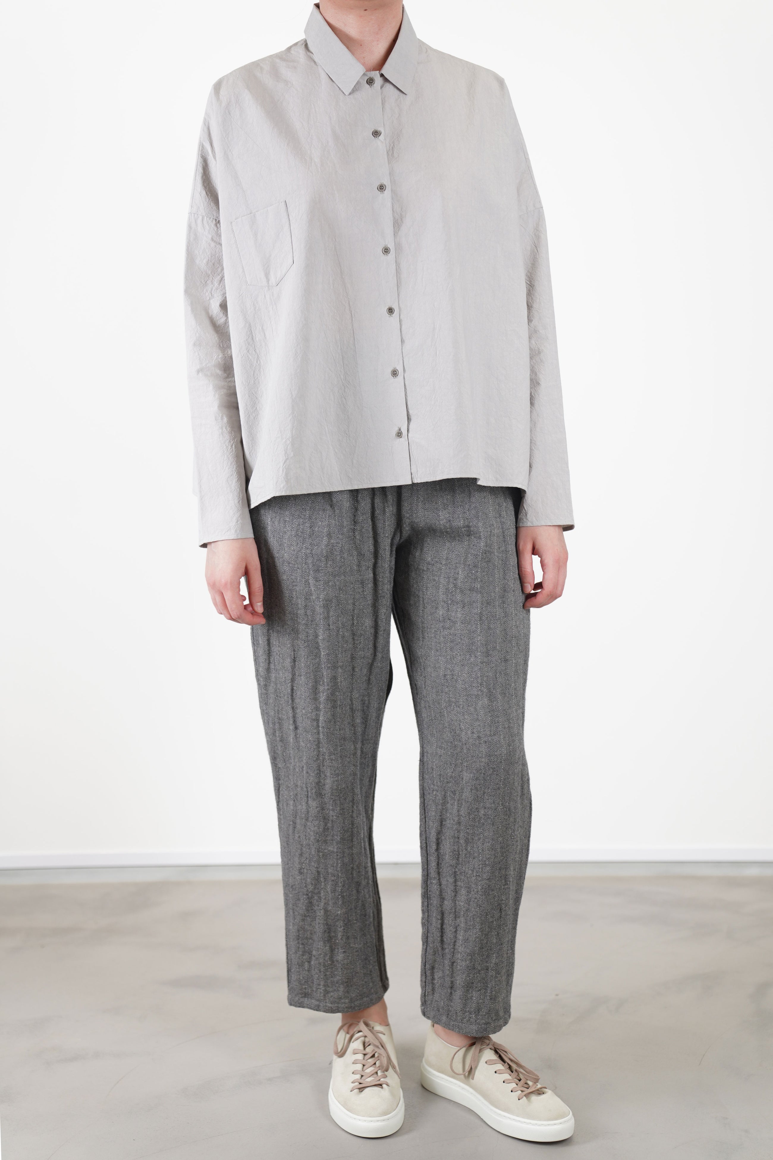 apuntob (a.b) woolen trousers ecru stone worn with apuntob shirt light grey for an effortless and styled look