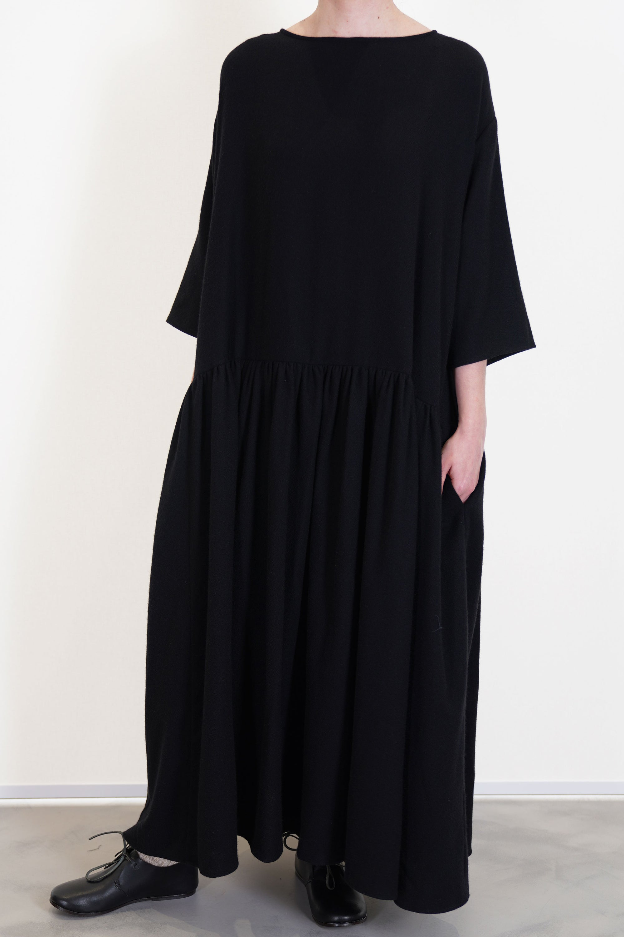 apuntob (a.b) dress black crafted in a soft and luxurious cashmere material.