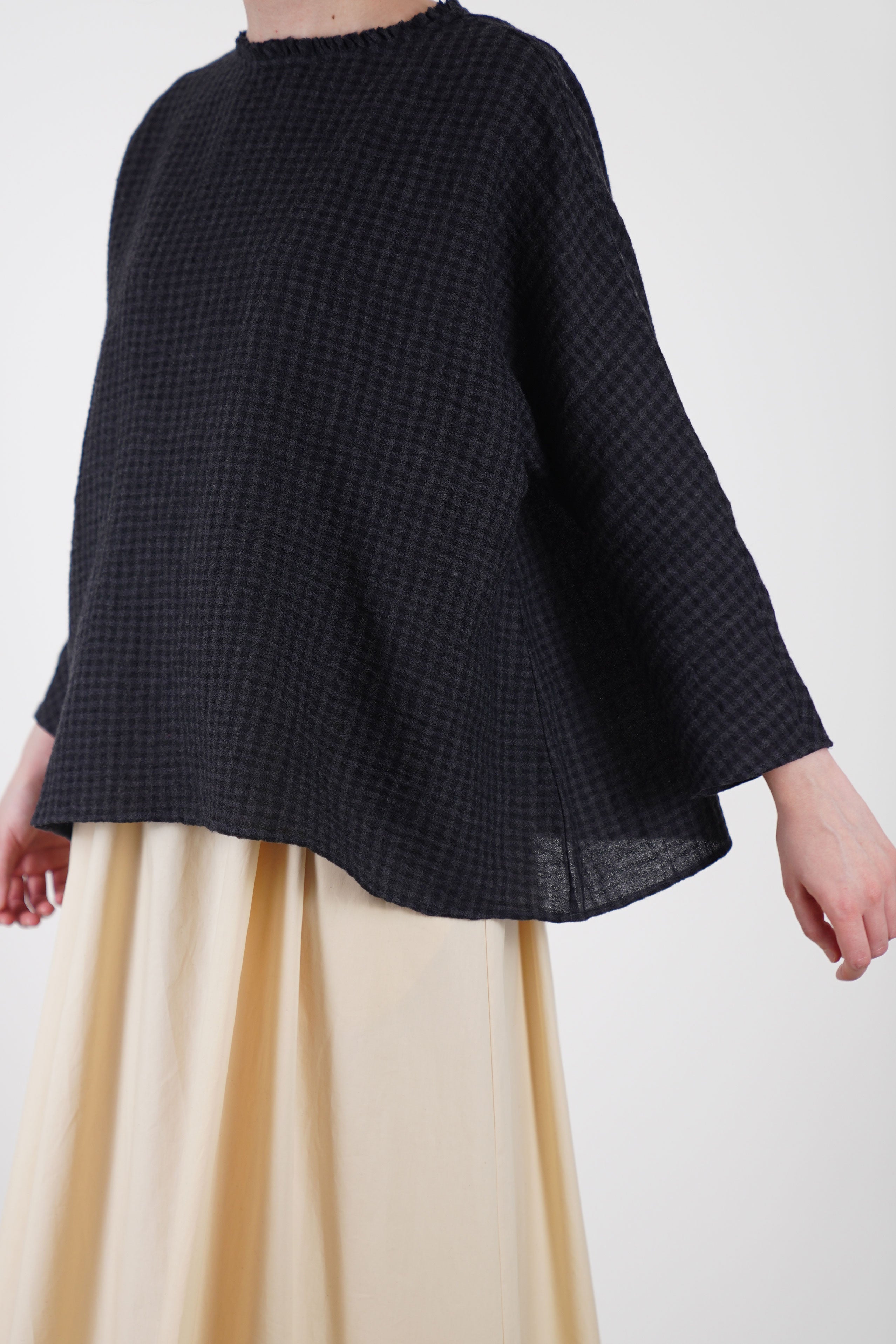 profile view of apuntob (a.b) linen wool shirt anthracite black check wide and relaxed silhouette, dropped shoulders