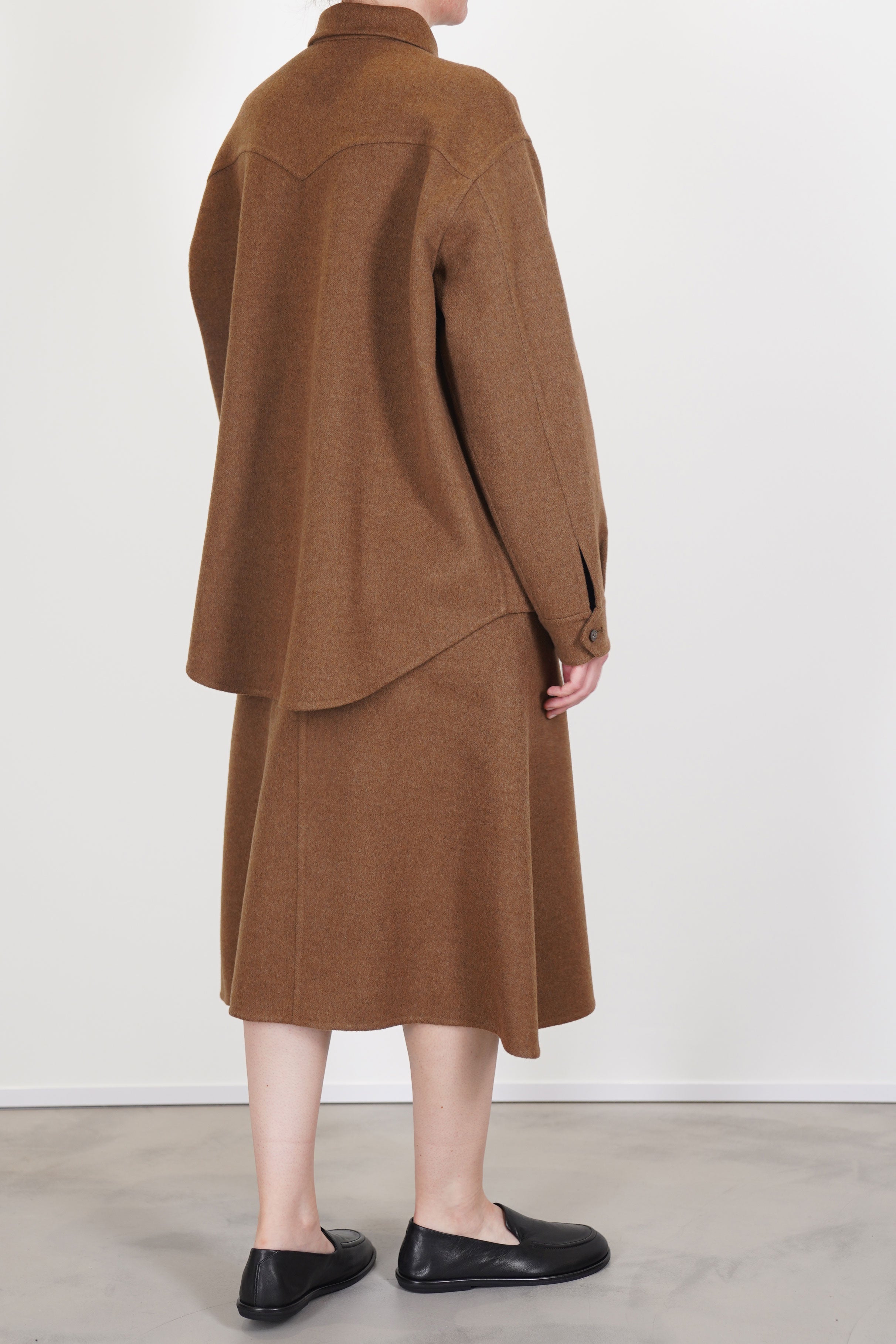 back view of asciari shirt cruz wool cashmere brown curved hemline, dropped shoulders and long sleeves that taper neatly at the cuffs