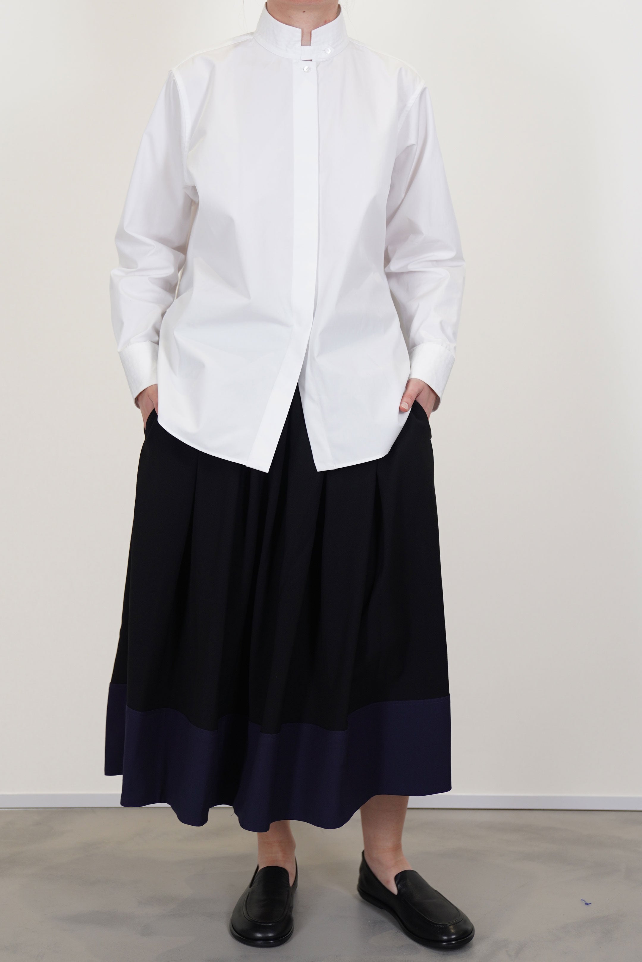 ascairi shirt timothy white worn with skirt fleur wool/black navy for an elegant and timless look