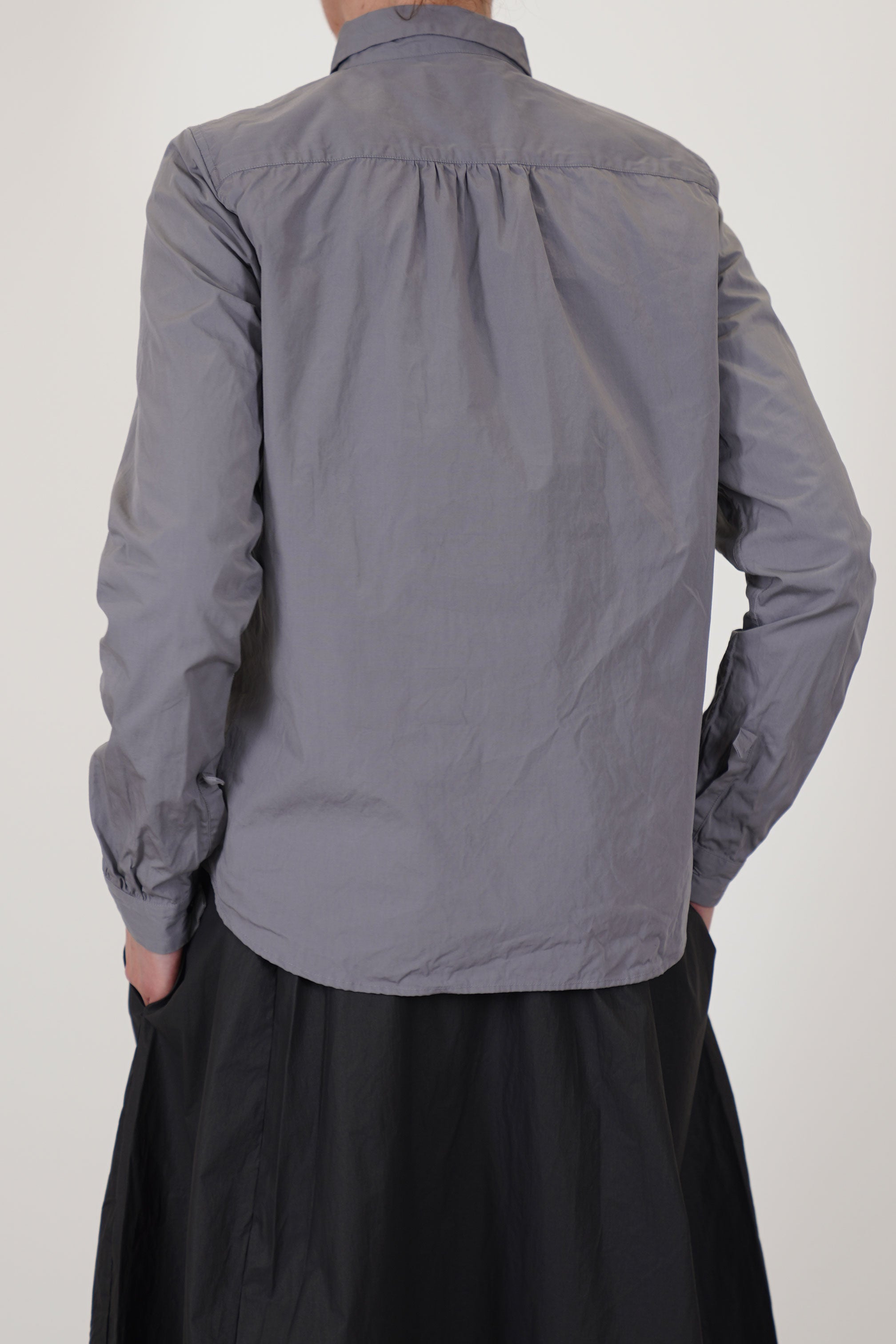 back view of bergfabel tyrol shirt fog gathered pleat details at the back for a subtle volume