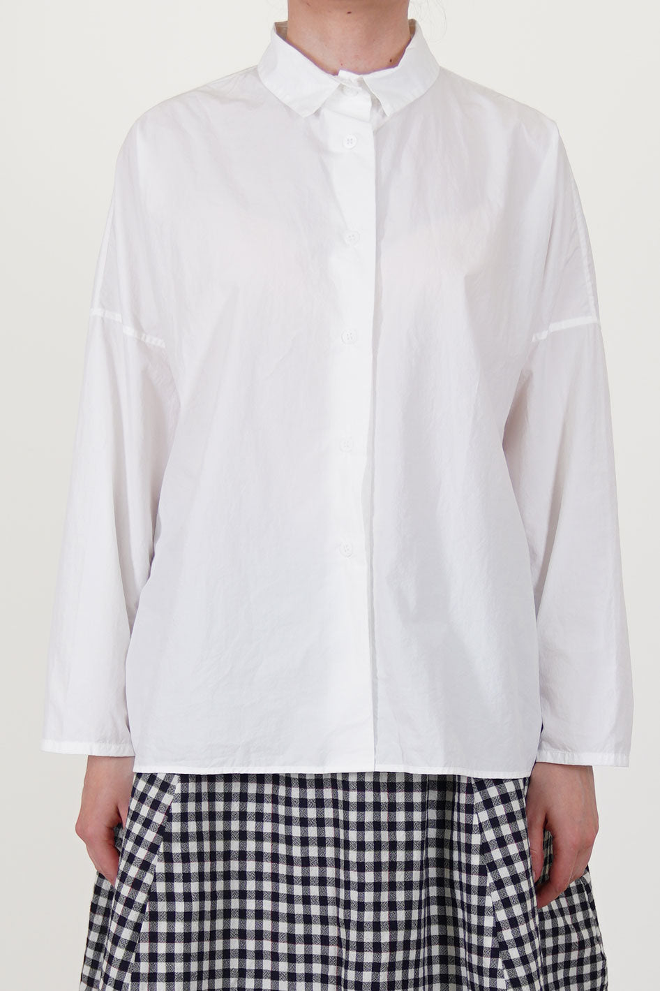 bergfabel tina shirt white crafted in a lightweight poplin cotton material.