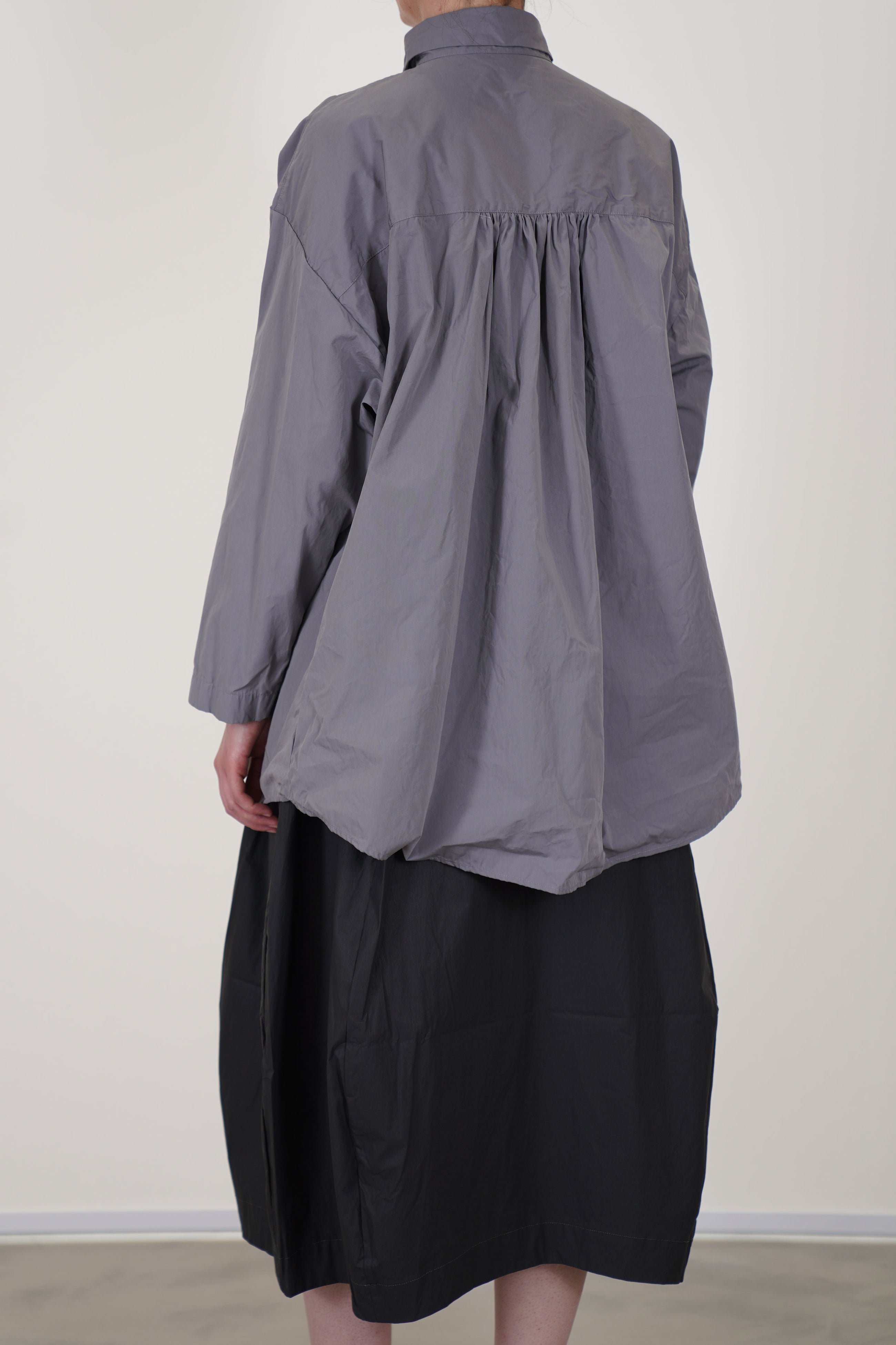 back view of bergfabel long overshirt fog featuring gathered pleat details at the back for subtle volume