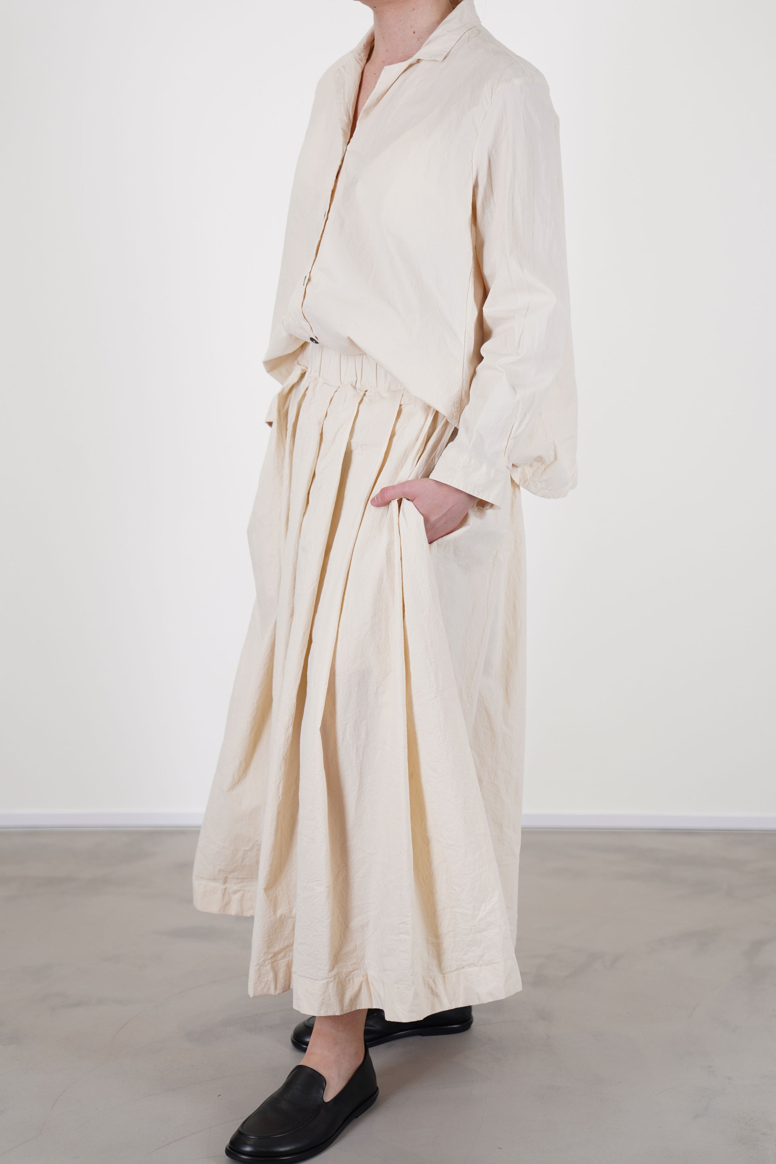 bergfabel matilde skirt off-white includes an elasticated waistband with an internal drawstring for a tailored fit, wider pleats at both the front and back waist