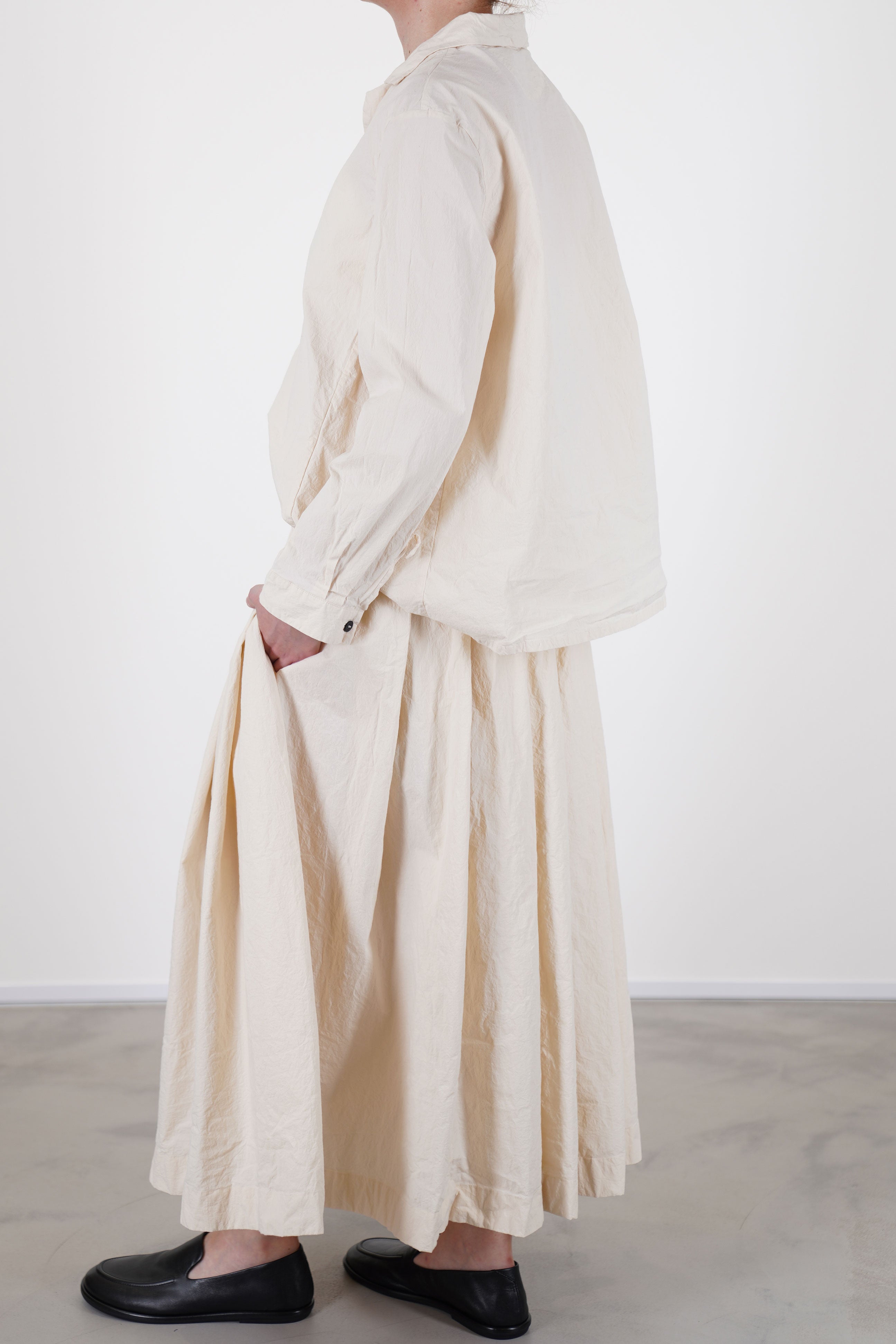 side view of bergfabel matilde skirt off-white discreet side seam pocket for convenience.