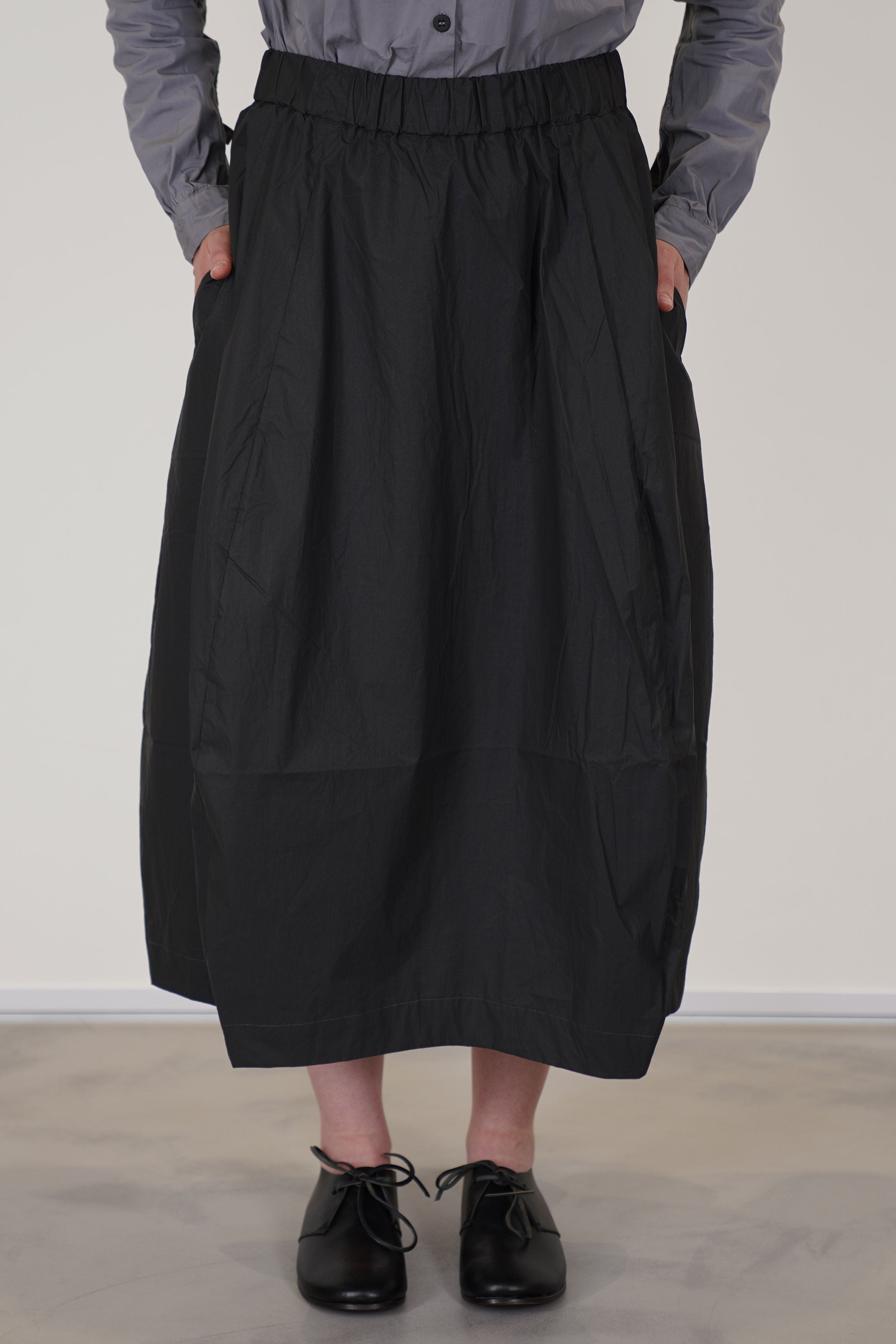 bergfabel coated cotton carla skirt carbon featuring an elastic waistband with concealed drawstring, and hidden pockets