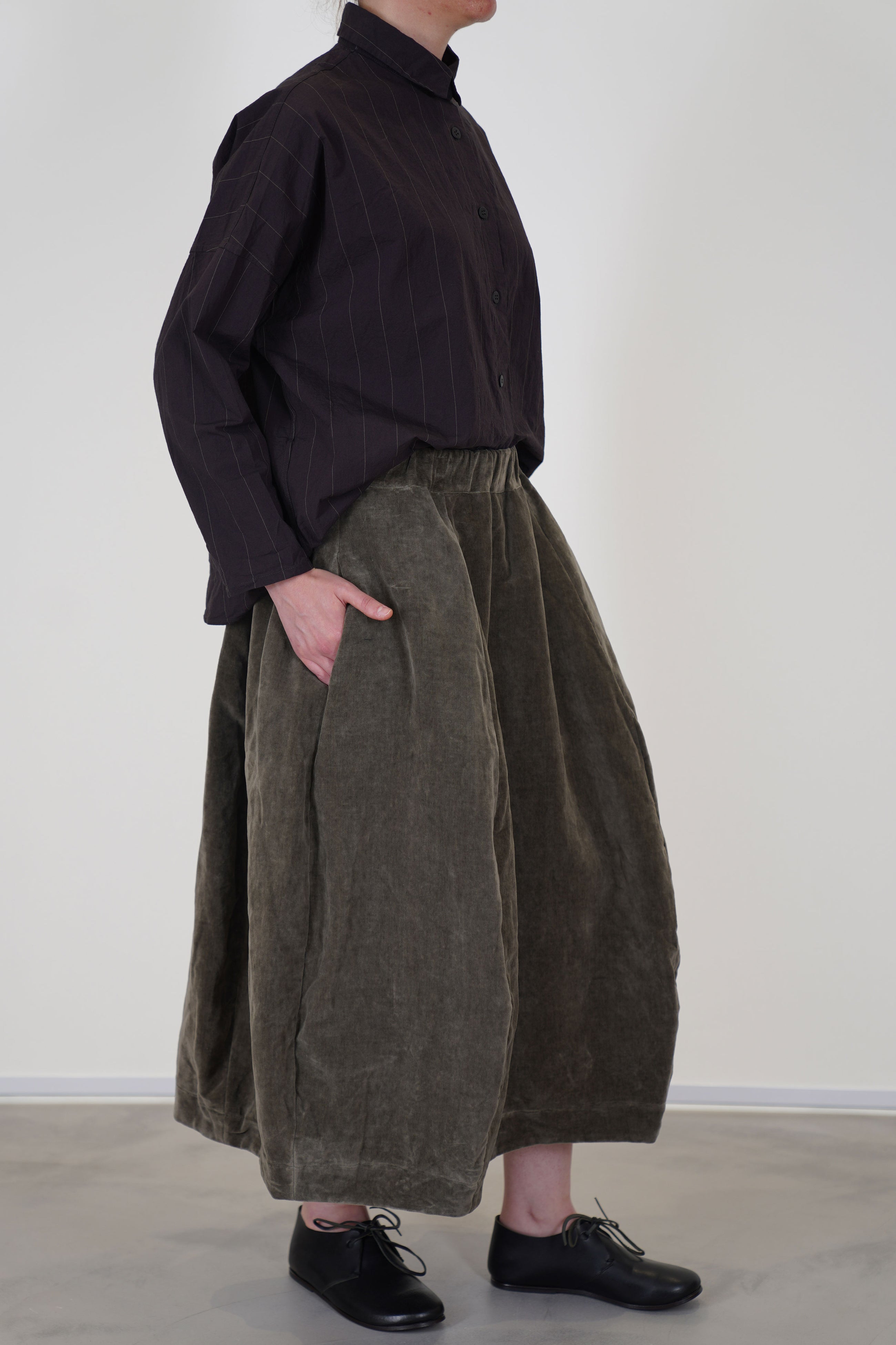 side view of velvet skirt carla mud pocket details