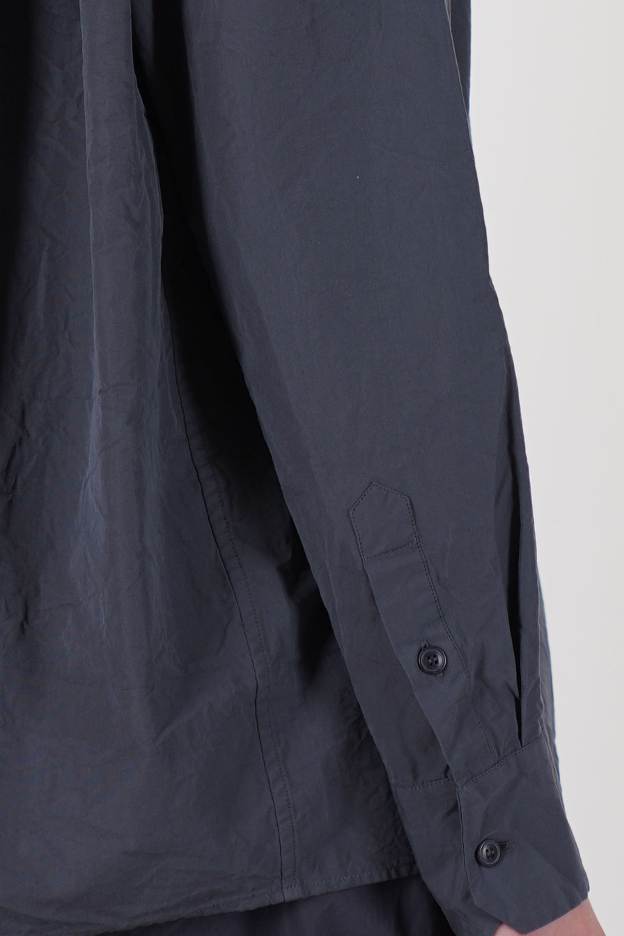 detail view of casey casey drays shirt blu skull buttons at the cuffs, tapered sleeve towards the cuffs