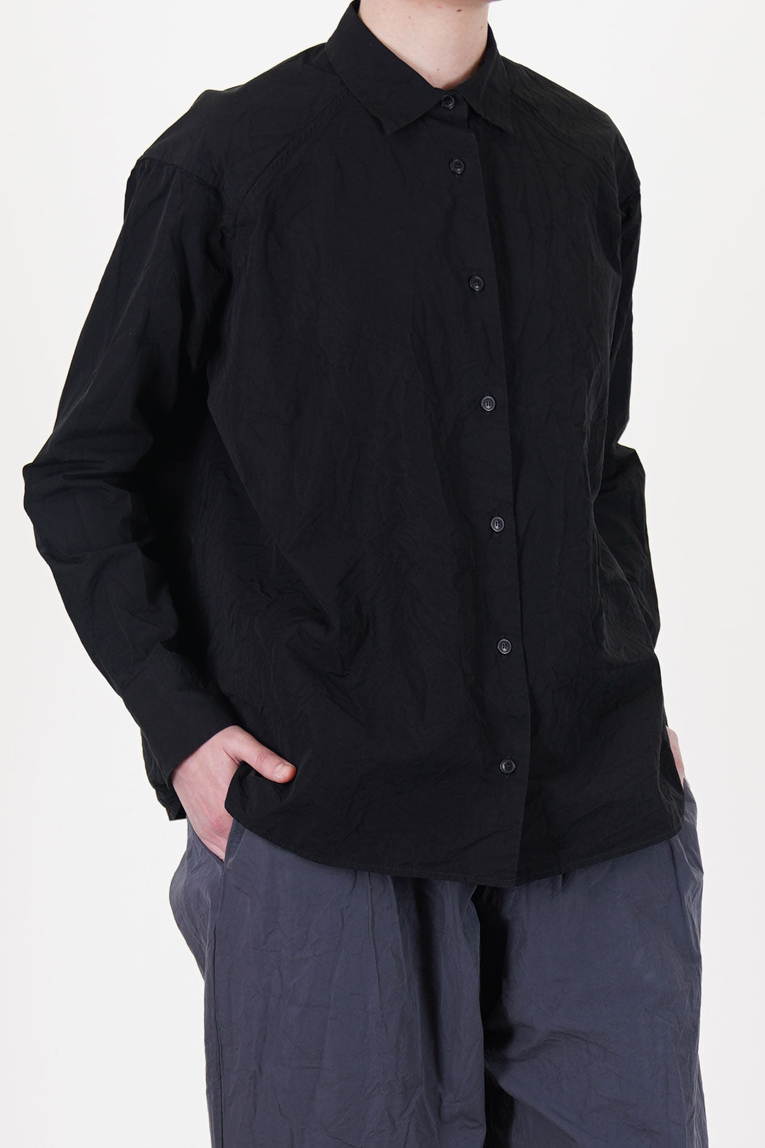casey casey drays shirt pitch black features long sleeves and embodies classic elegance combined with precise tailoring.