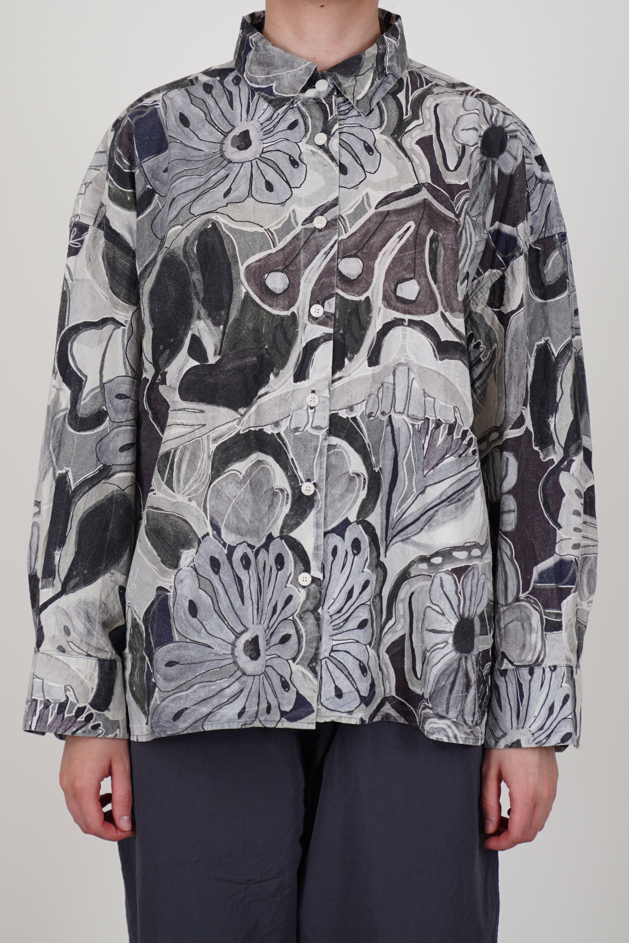 detailview of casey casey manon shirt greys print front button opening, collar detail