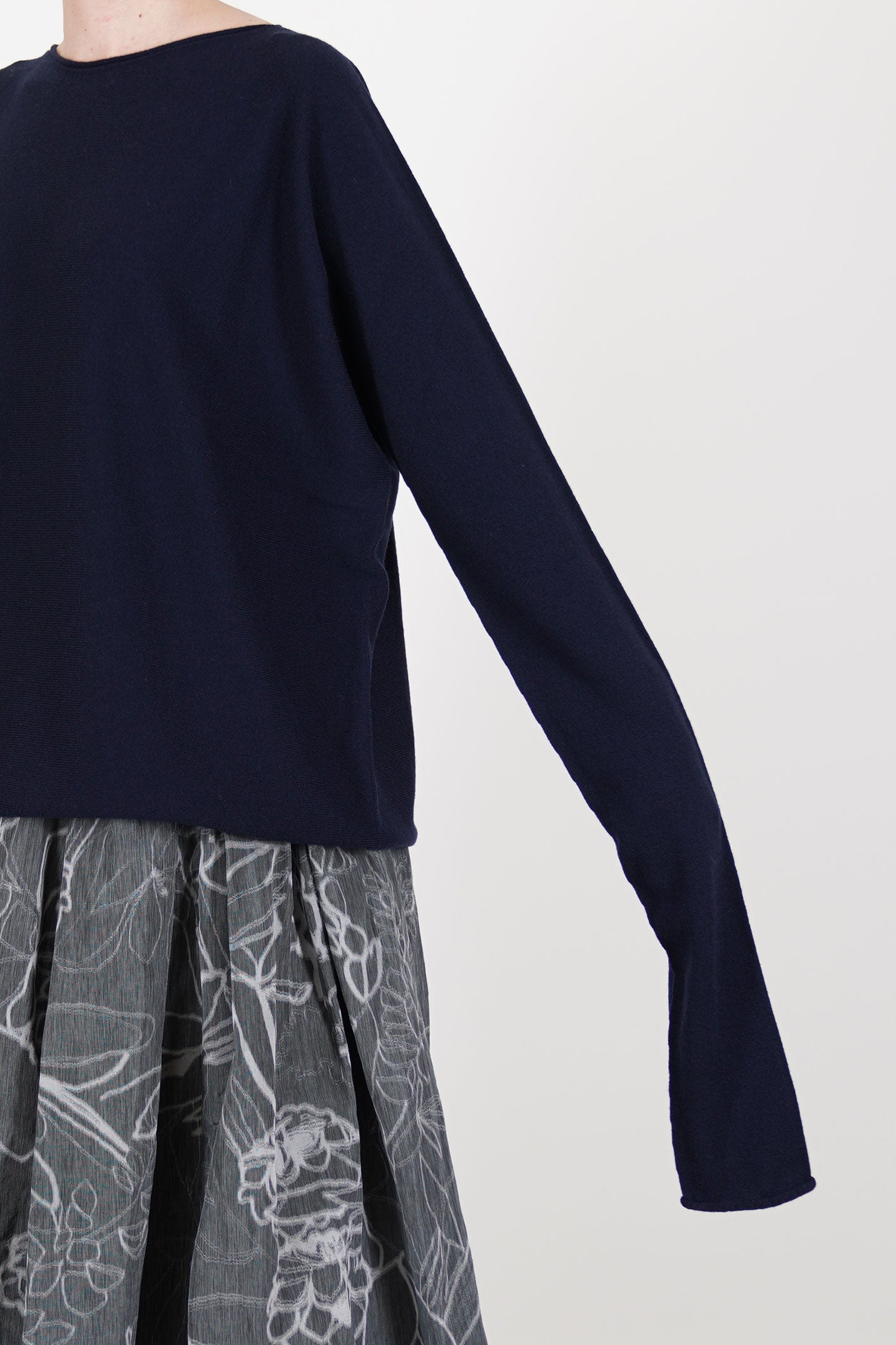 detail view of casey casey seamless jumper cashmere night  extra long and slim fitted sleeves