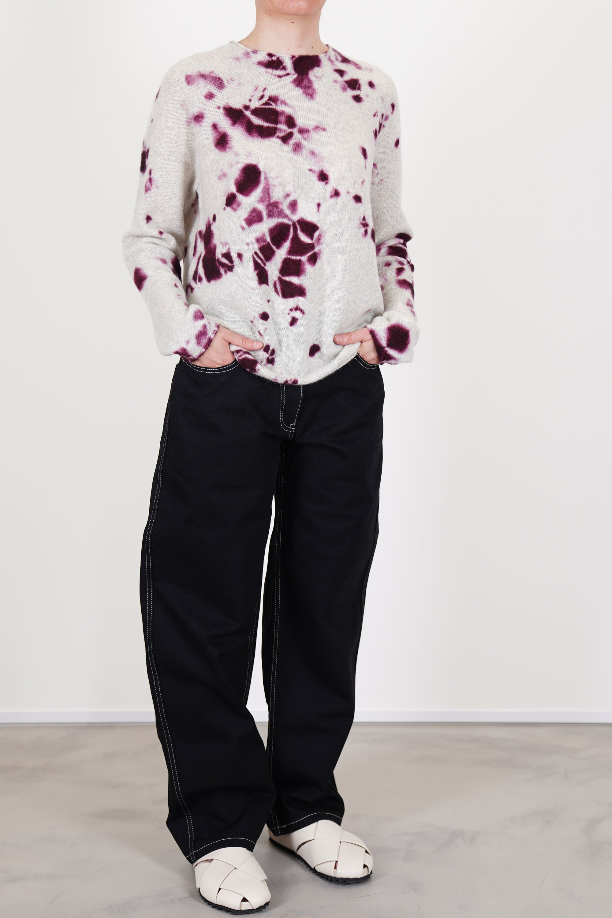 suzusan cashmere seamless pullover long dark purple light grey featuring a loose and relaxed fit, slimmer fitted sleeves, ribbed details at the neckline, cuffs and hemline.