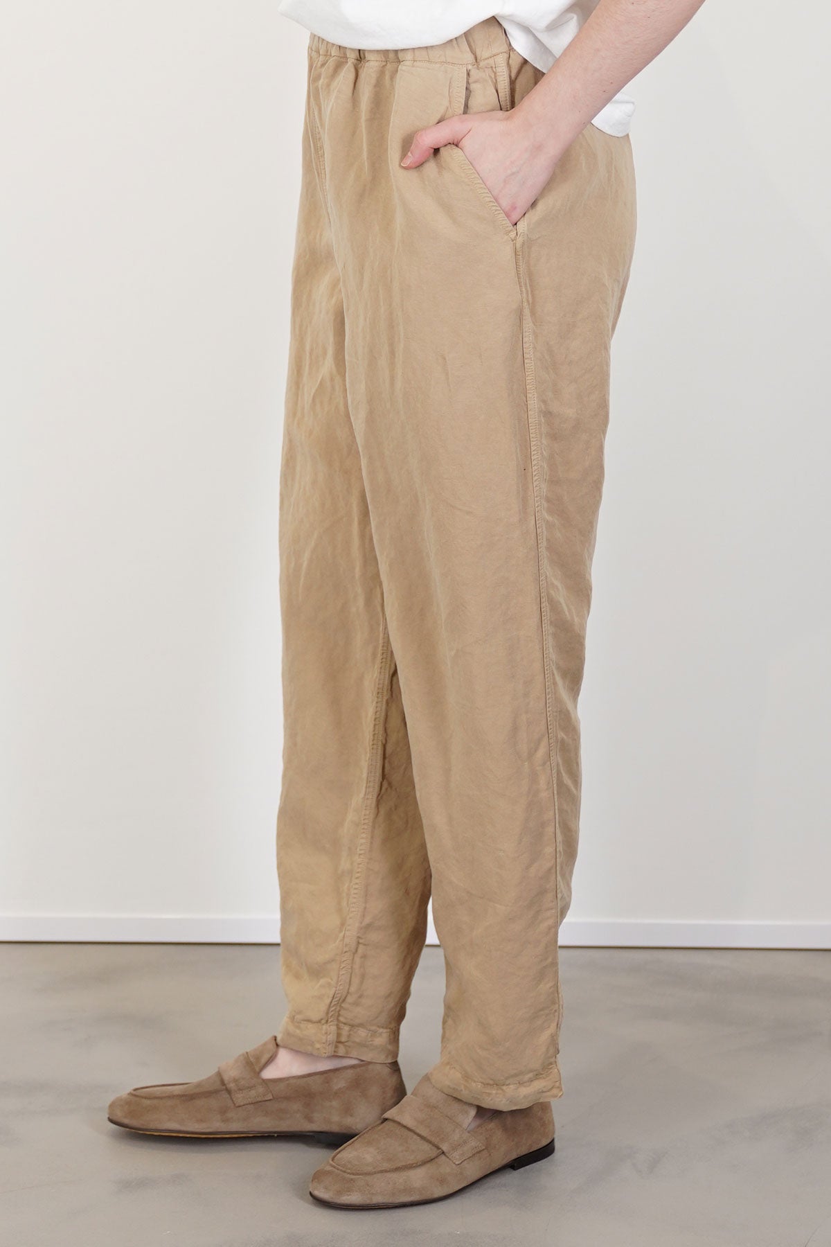 profile view of casey casey fabi pant tuareg jute