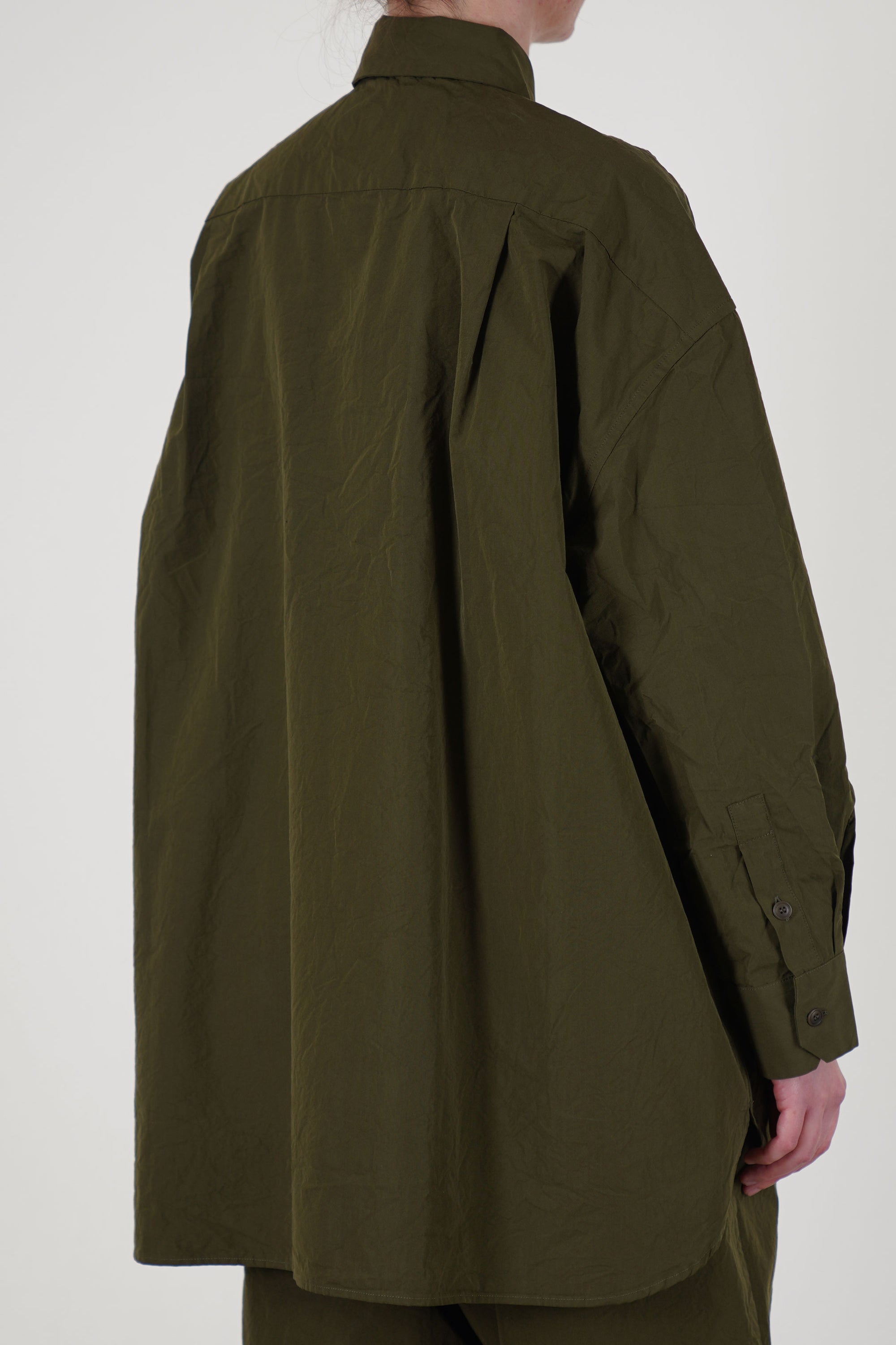 back view of casey casey hamnet shirt green lake back big pleat detail and longer hemline