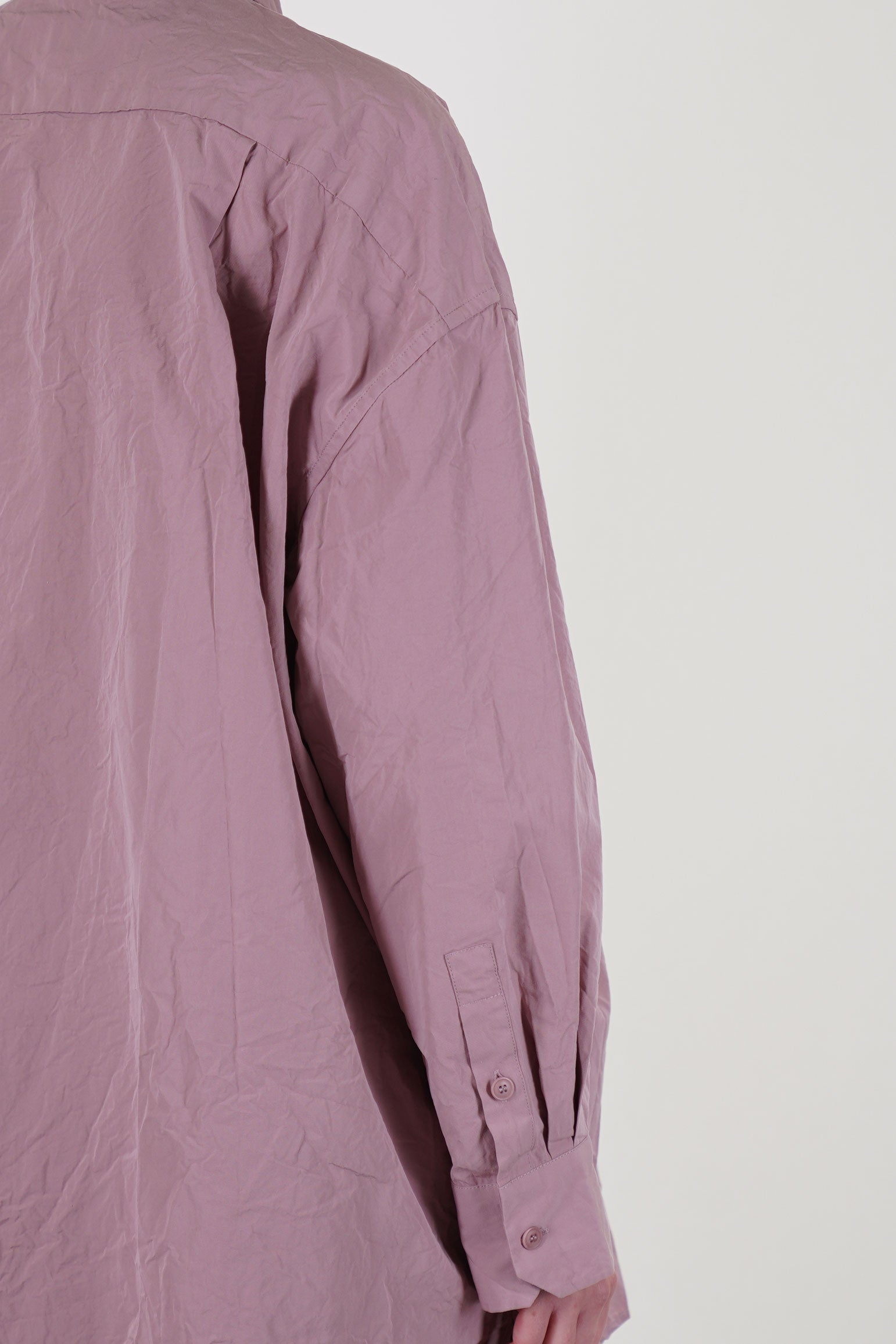 casey casey hamnet shirt pink detailed view of srop shoulders and tapered sleeve