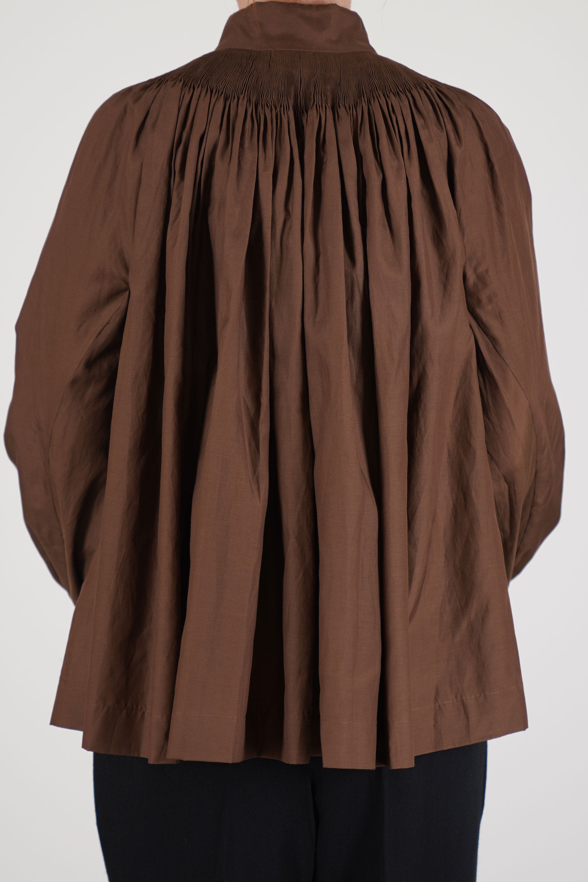 back view of école de curiosités shirt anne cotton silk brown made from a soft and lightweight habotay silk-cotton blend, it combines elegance with comfort.