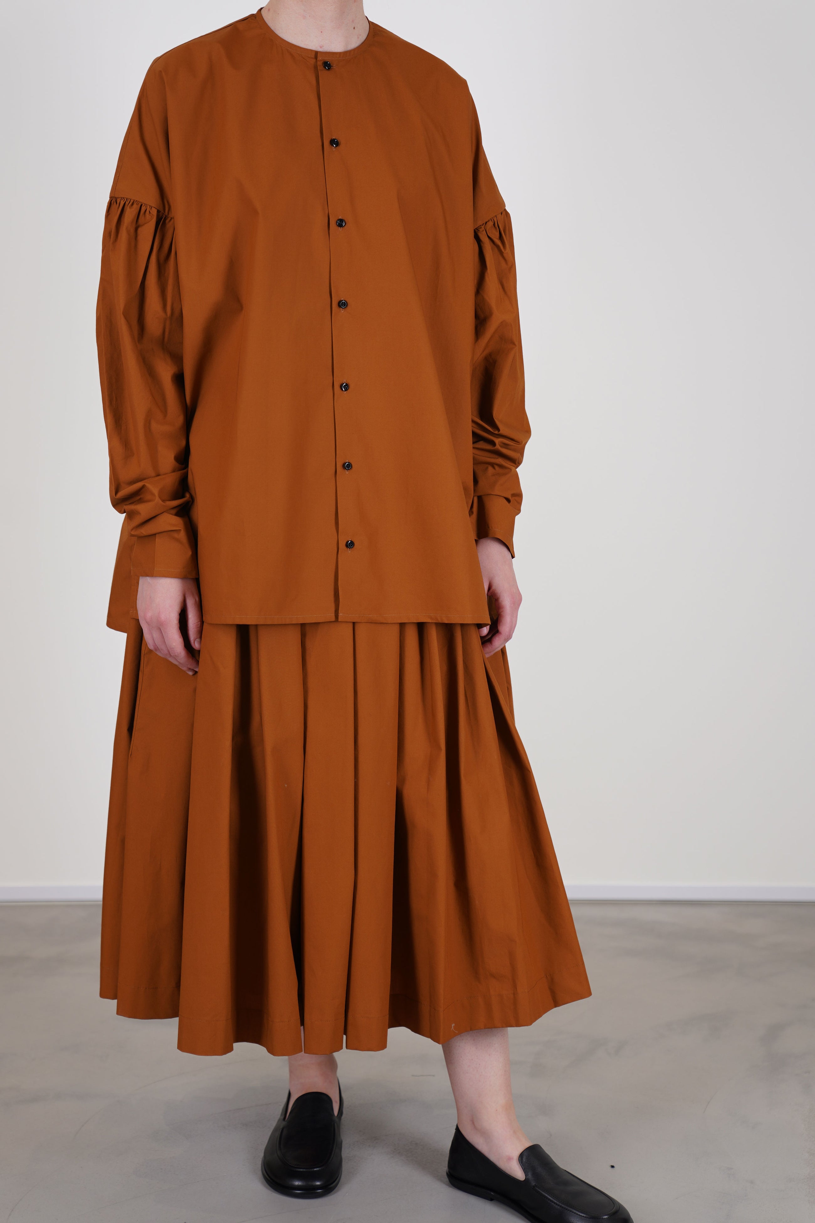 école de curiosités shirt basil caramel brown worn with skirt solange caramel brown for an effortless and sophisticated look