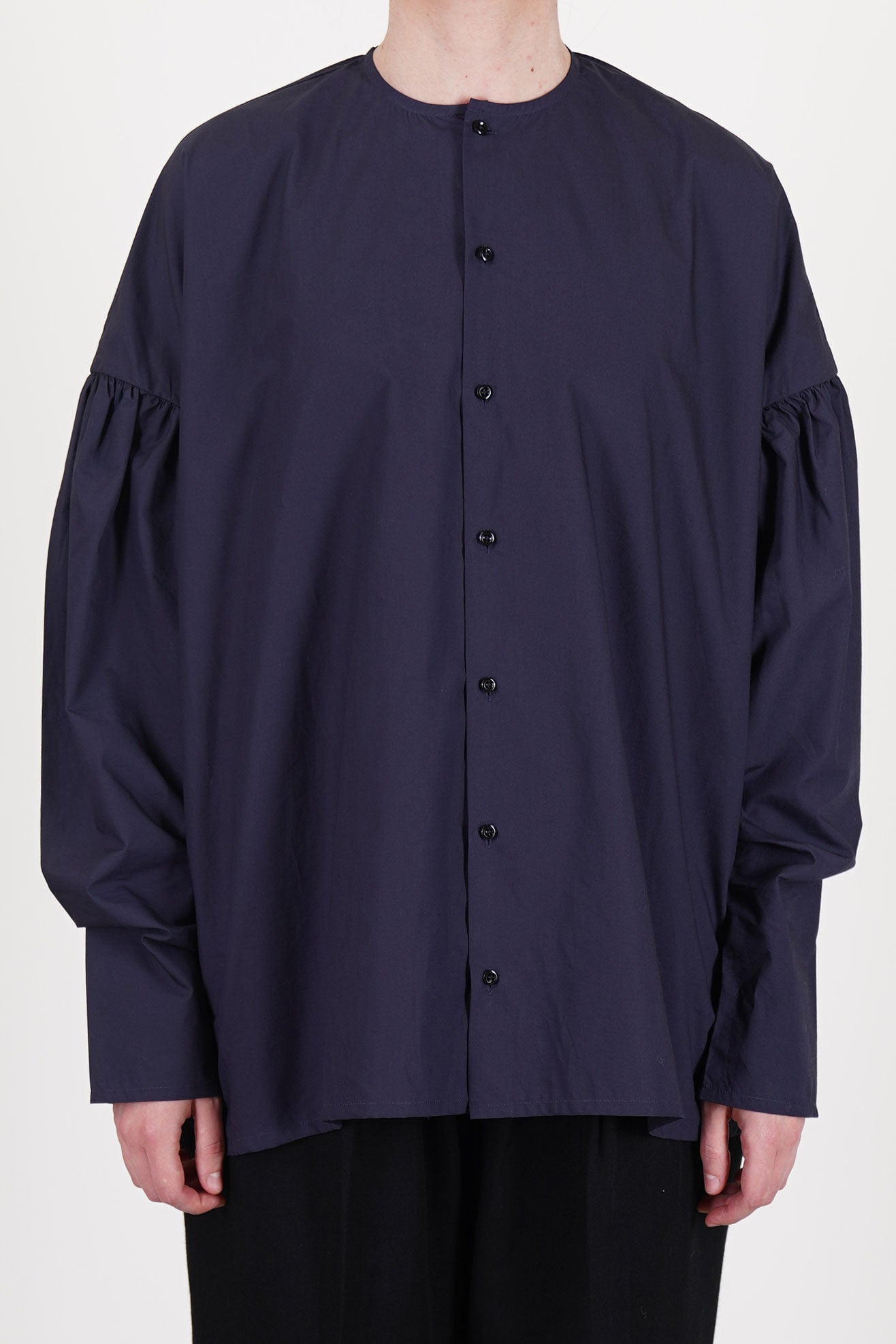 école de curiosités shirt basil dark navy offers a relaxed silhouette with a round neckline and button-front closure.