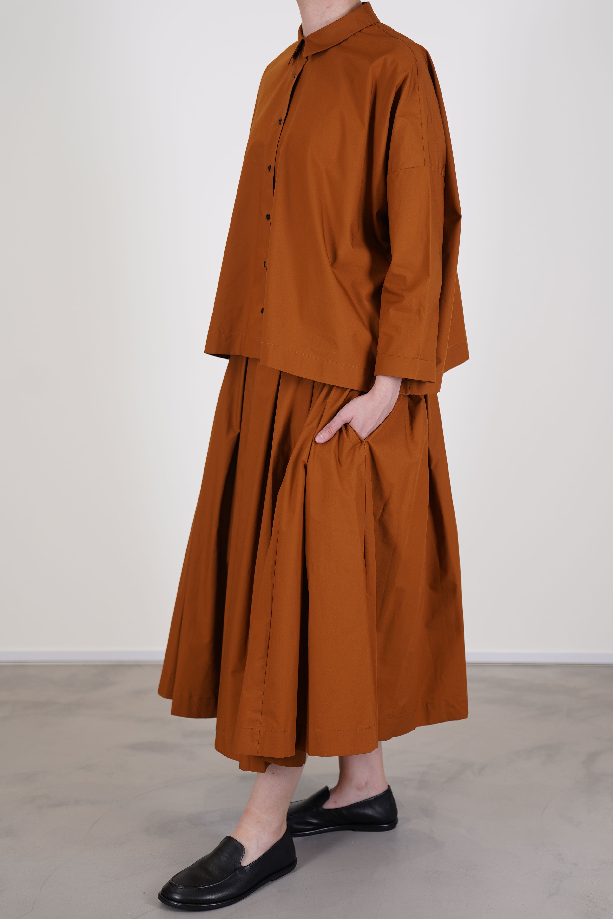école de curiosités shirt brigitte caramel brown offers a relaxed yet tailored silhouette with dropped shoulders and three-quarter sleeves.