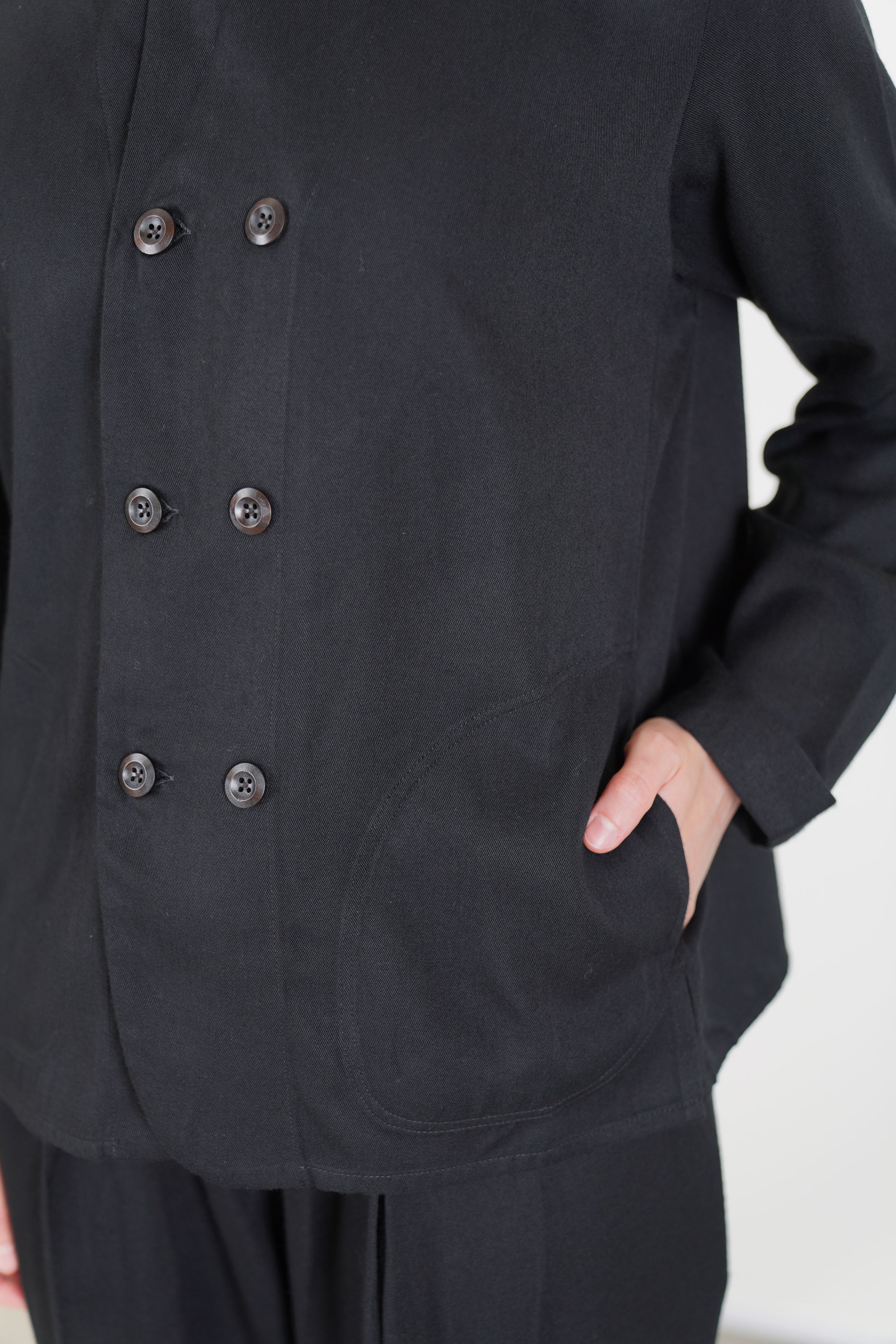 detail view of école de curiosités shirt jacqueline black includes subtle yet roomy side pockets