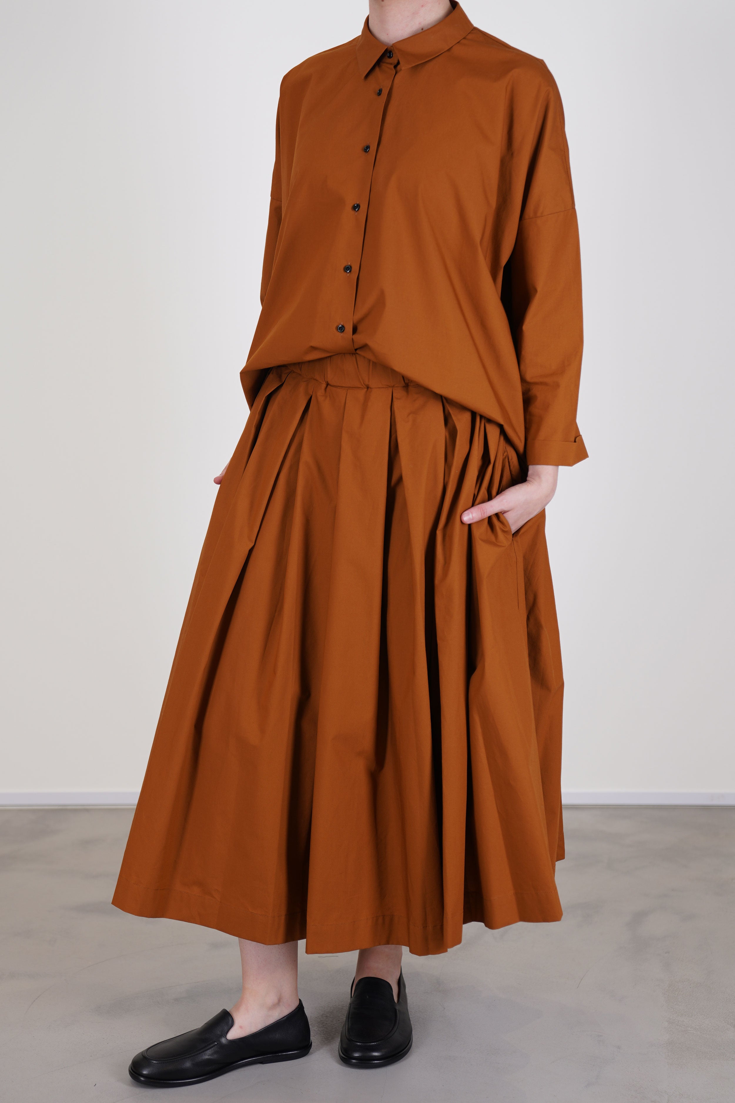 école de curiosités skirt solange caramel brown features an adjustable elastic waistband for a tailored fit.