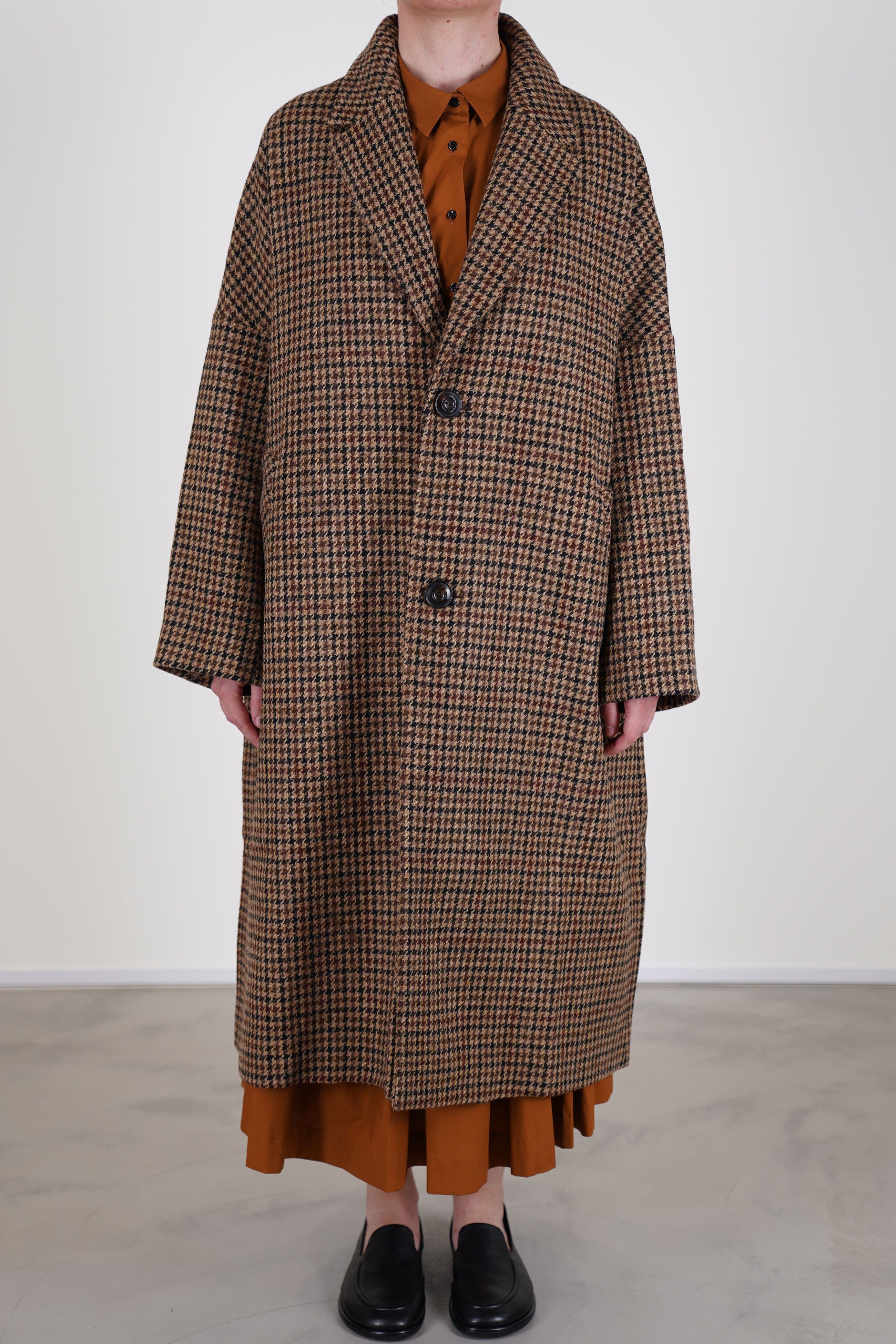 école de curiosités wool coat coper mix brown tweed features a single-breasted cut with relaxed notch lapels, dropped shoulders, and wide sleeves