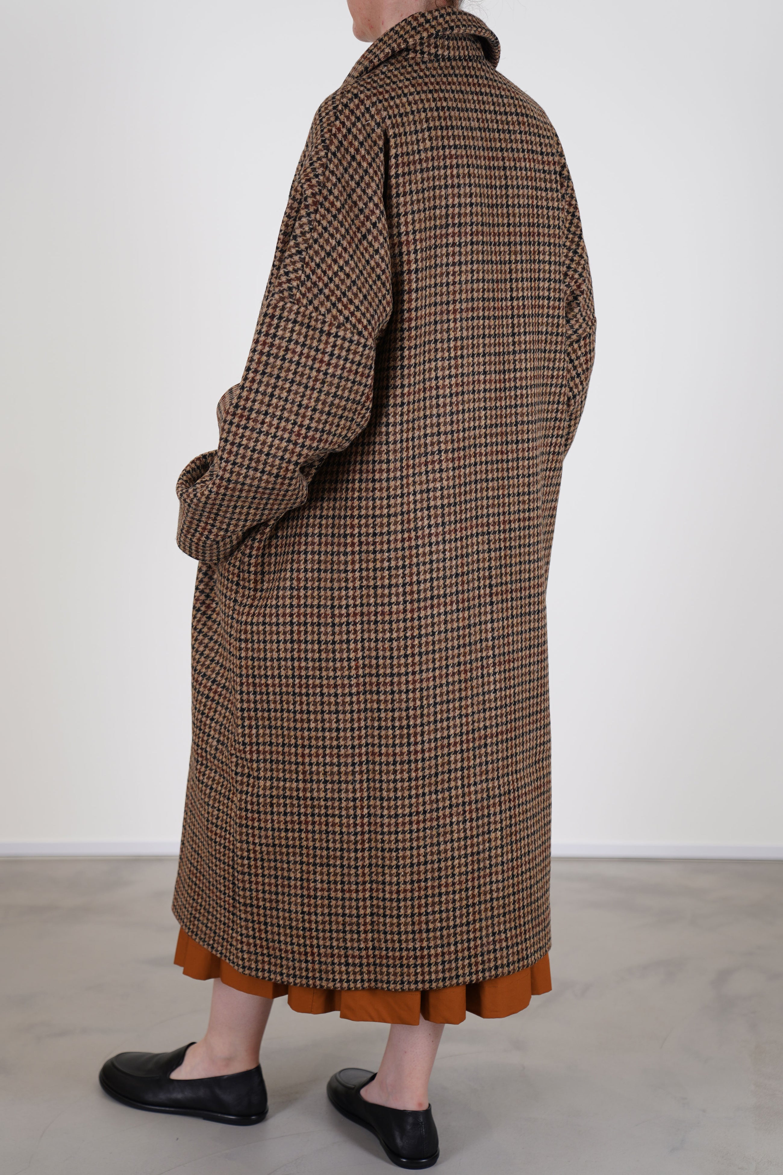 back view of école de curiosités wool coat coper mix brown tweed relaxe and loose fit