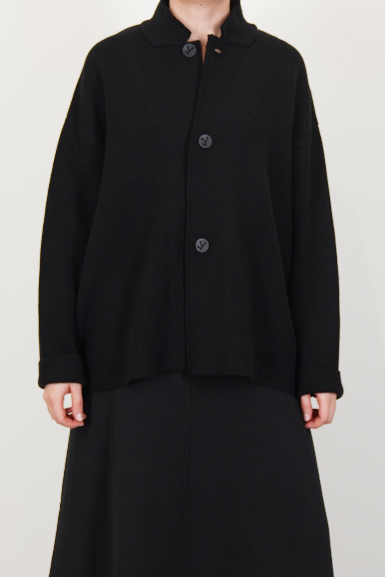 front view of oyuna wind knitted jacket cashmere black