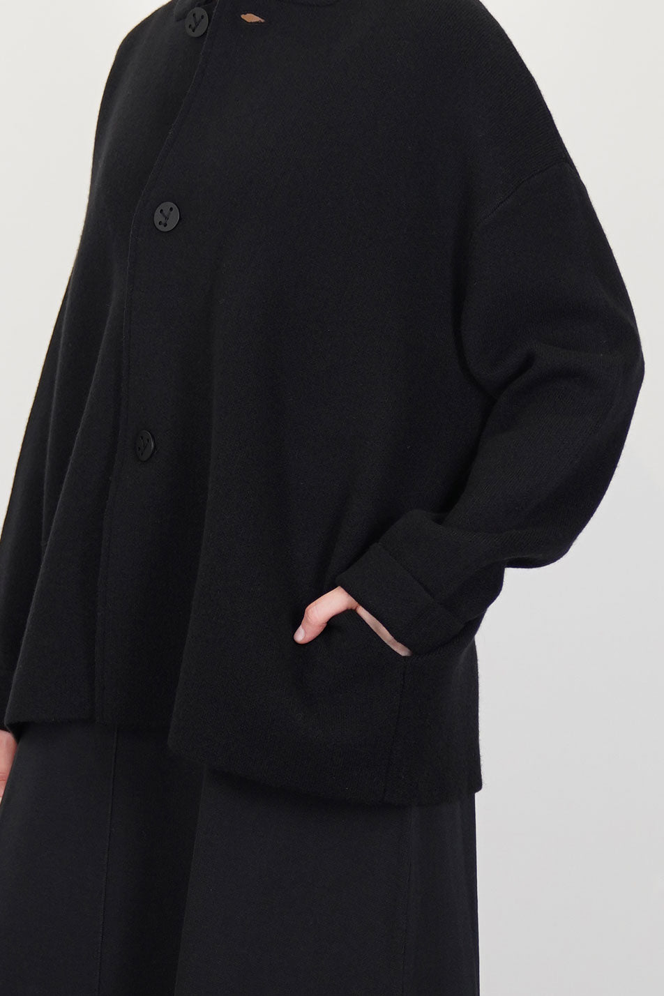 detail view of oyuna wind knitted jacket cashmere black side pocket detail