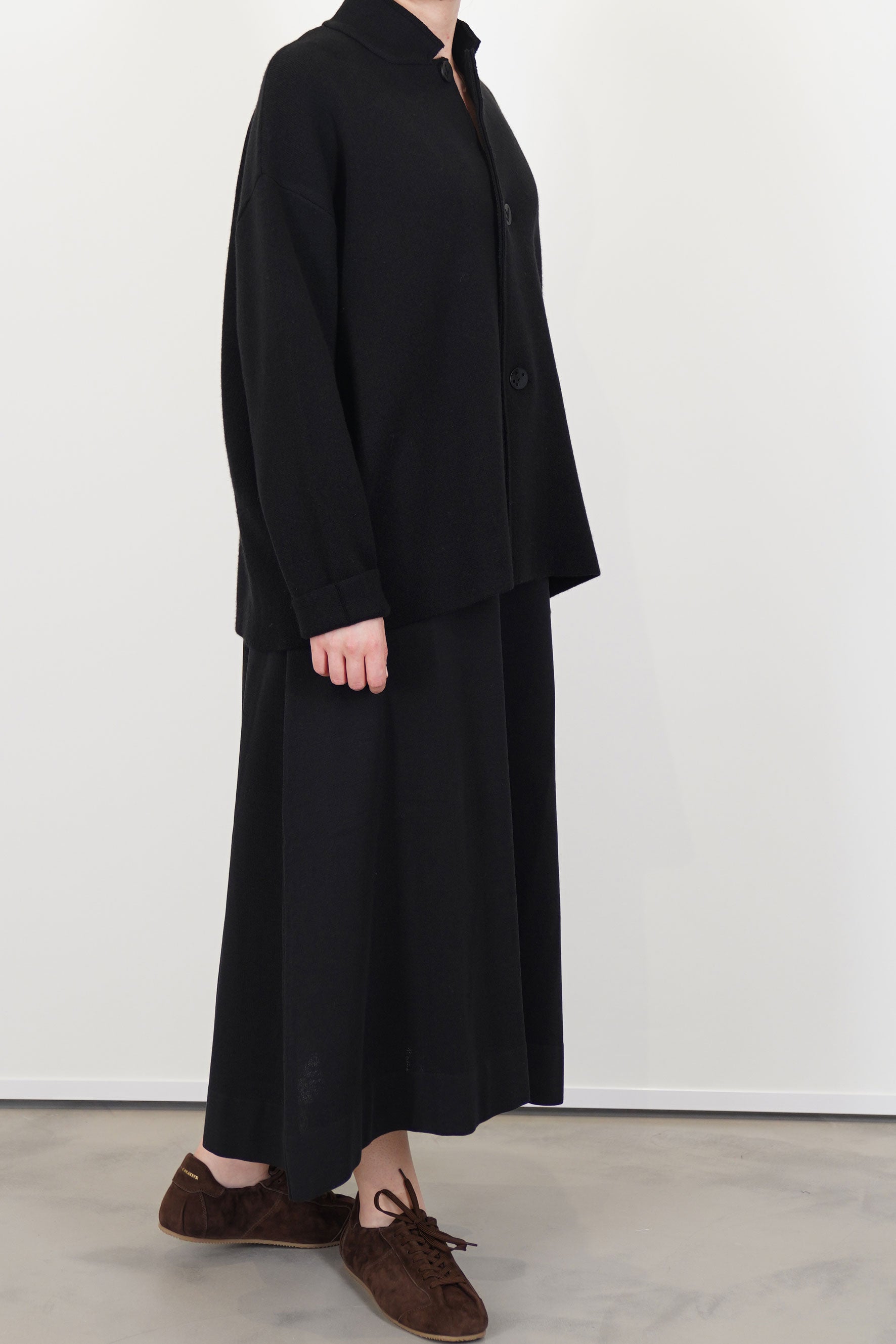 model wearing oyuna wind knitted jacket cashmere black