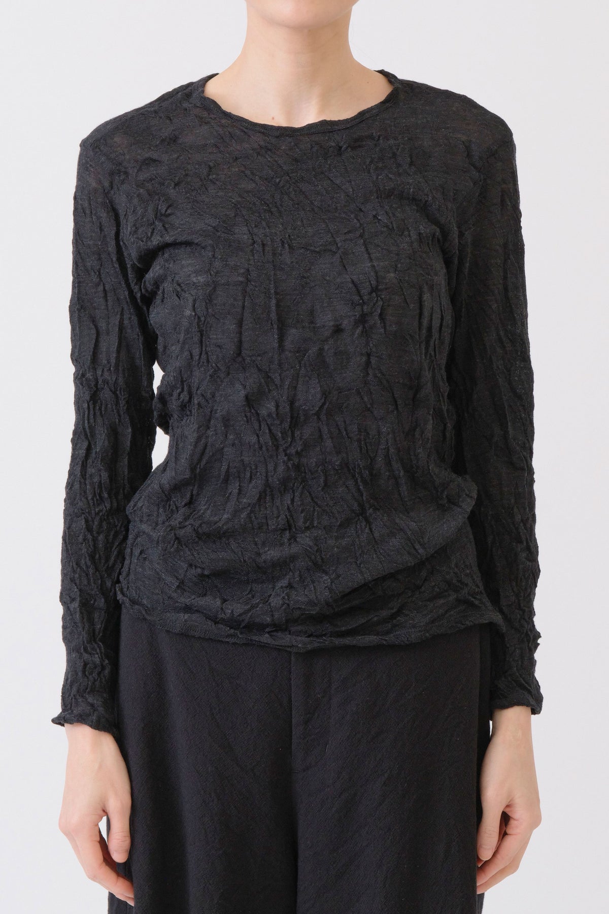 pas de calais wool gauze crinkle pullover charcoal featuring a round neckline, long slim fitted sleeves, a small cuved side slit and relaxed fit.