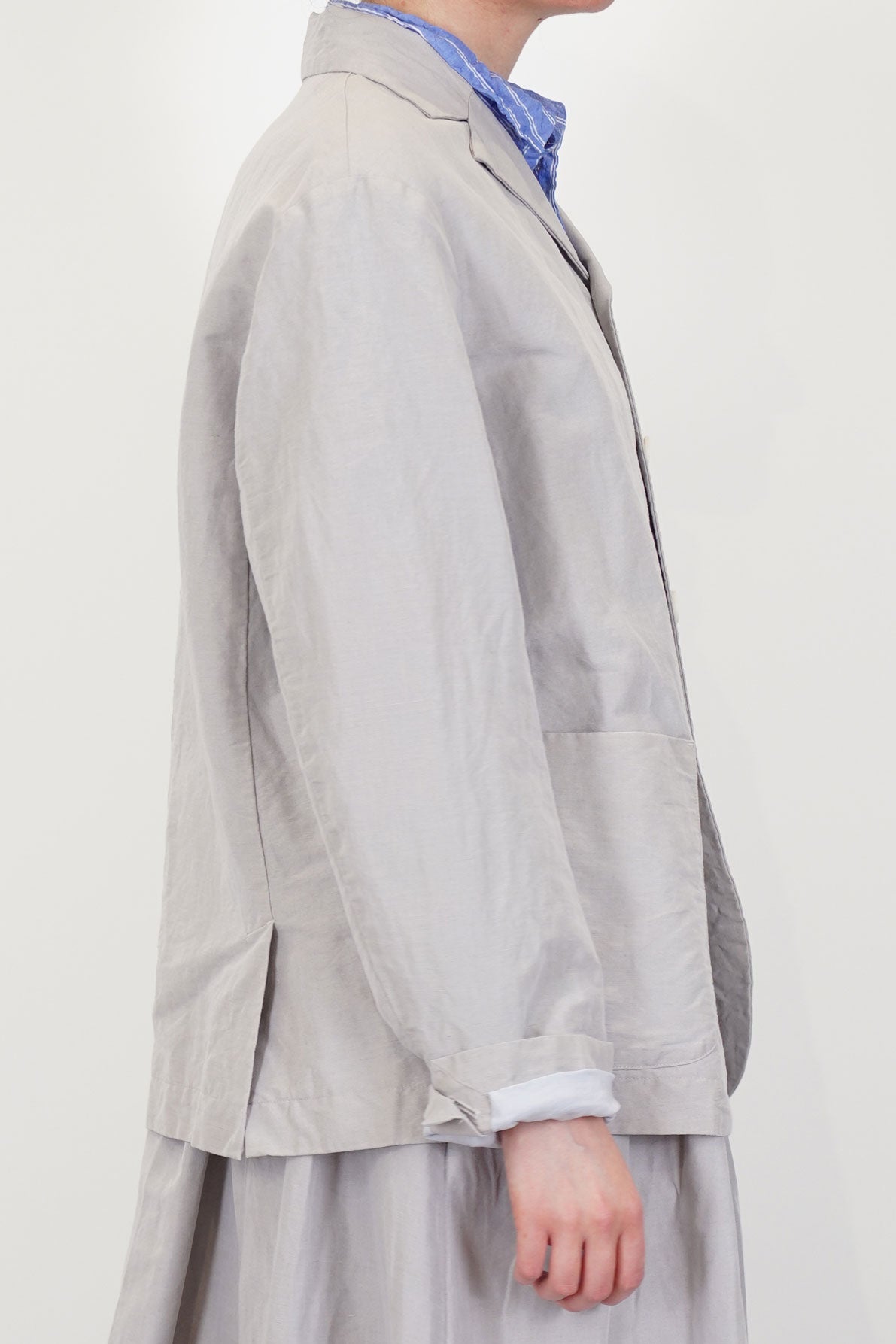 side view of pas de calais jacket cotton linen grey relaxed fit, drop shoulders