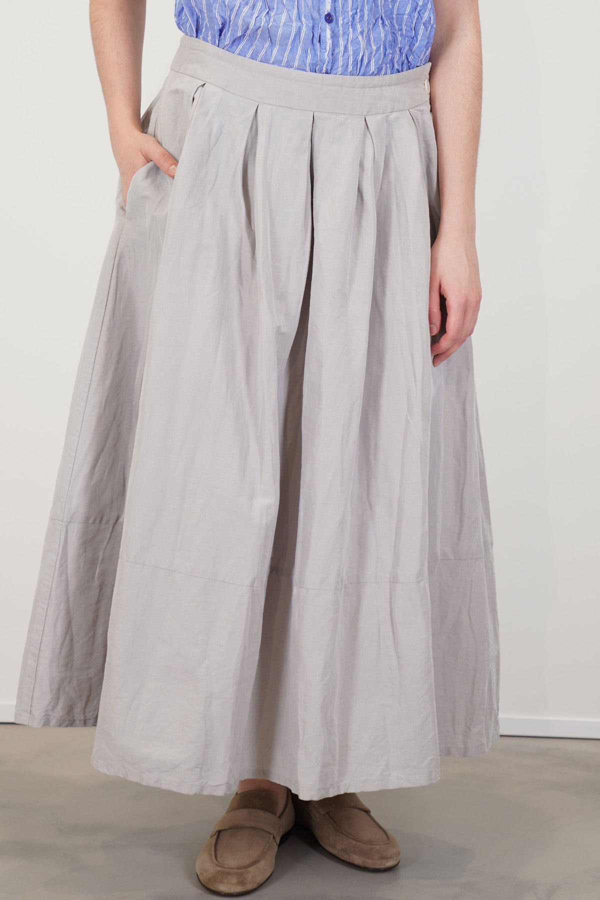 detail view of pas de calais skirt cotton linen grey wide pleat details and midi length