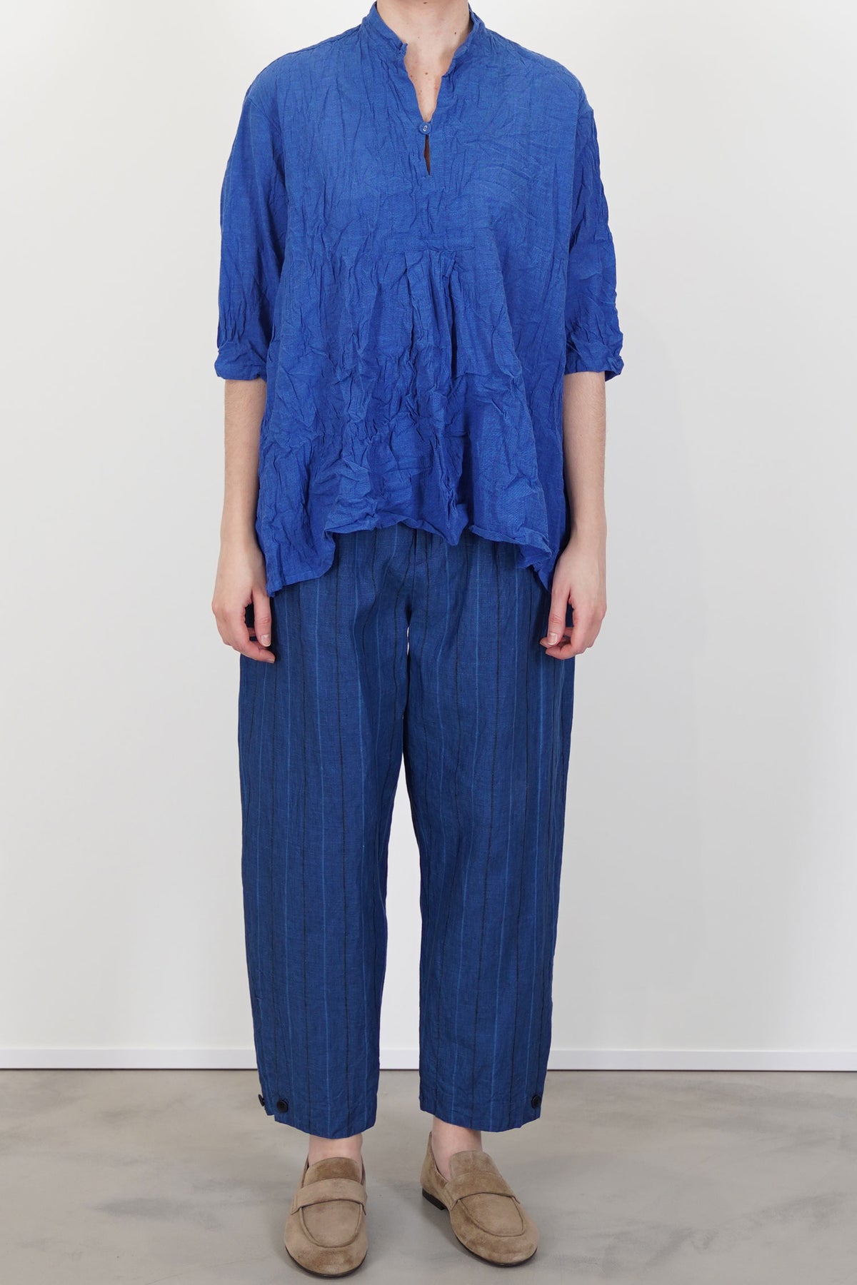 model wears pas de calais striped cropped pants linen indigo for a minimalist and relaxed fit