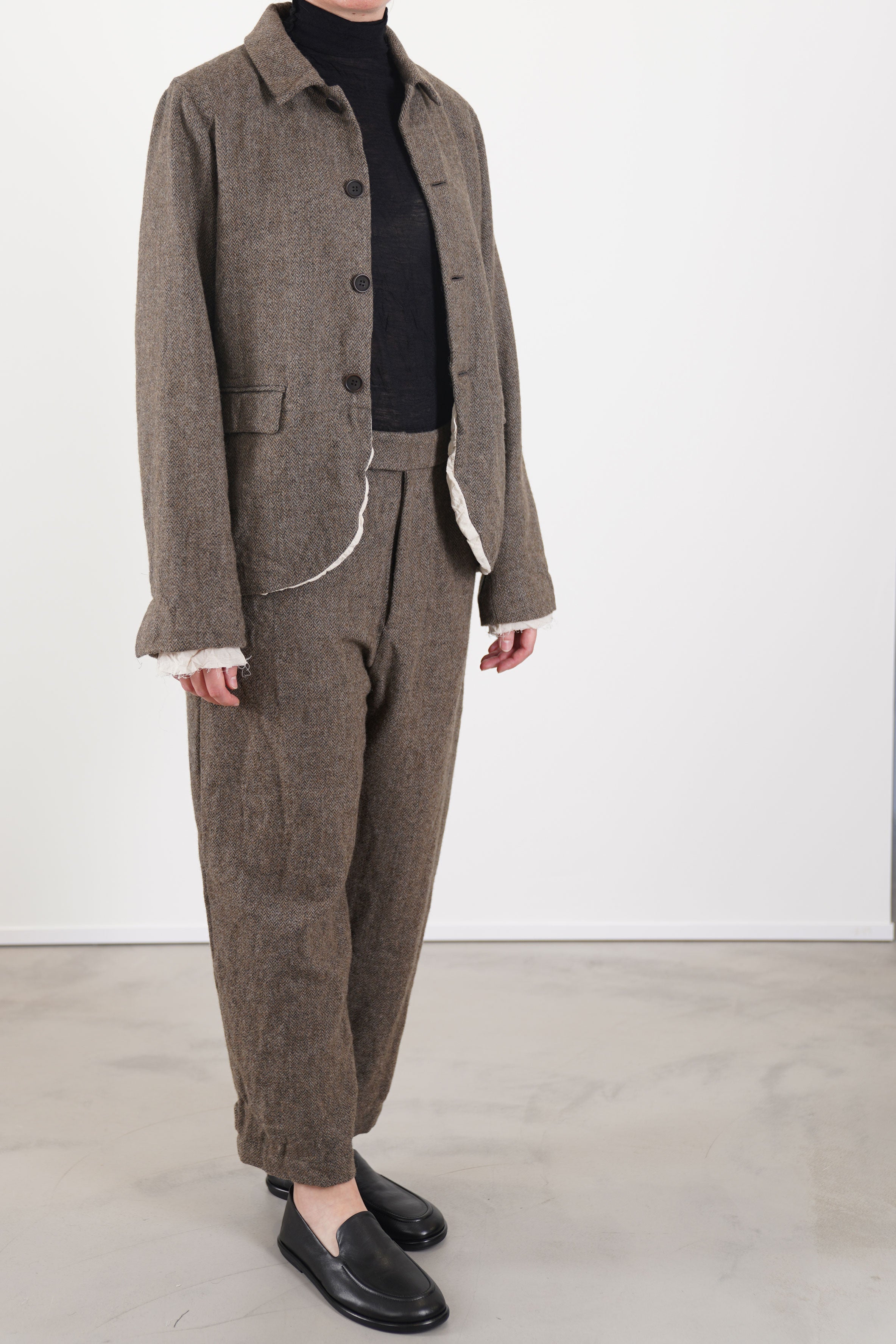 Model wearing beige eco wool short jacket by Pas de Calais – slim shoulders, styled with eco wool herringbone wide pants beige