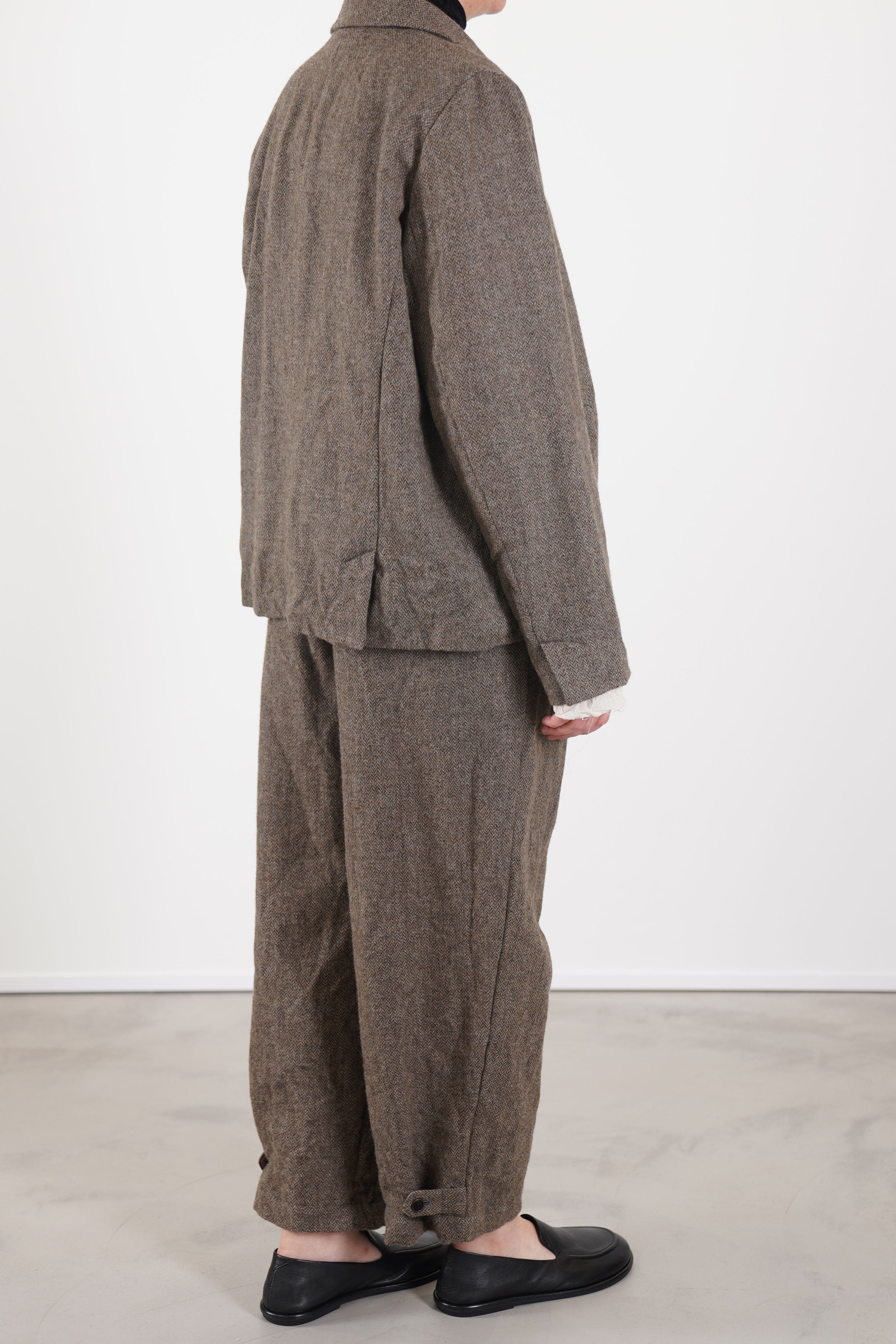 Back of beige herringbone wool jacket by Pas de Calais – relaxed fit, long sleeves in a warm wool blend