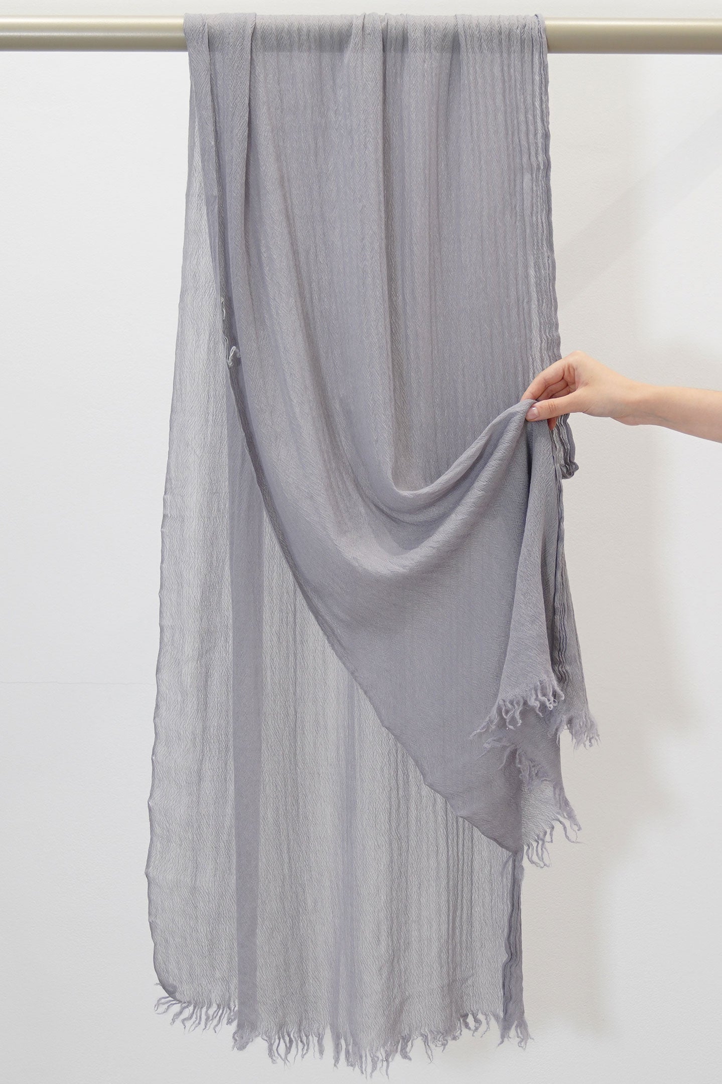 handwashed slow cashmere scarf greige