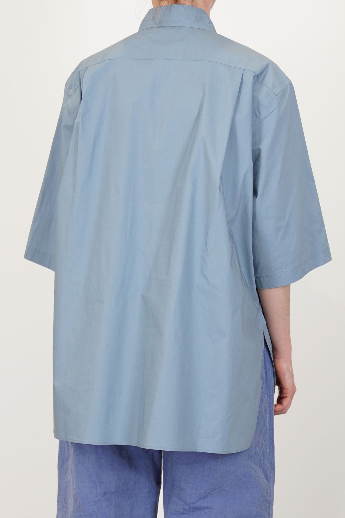 back detail view of sofie d'hoore shirt bodhi mercury big pleat detail and elongated back hemline