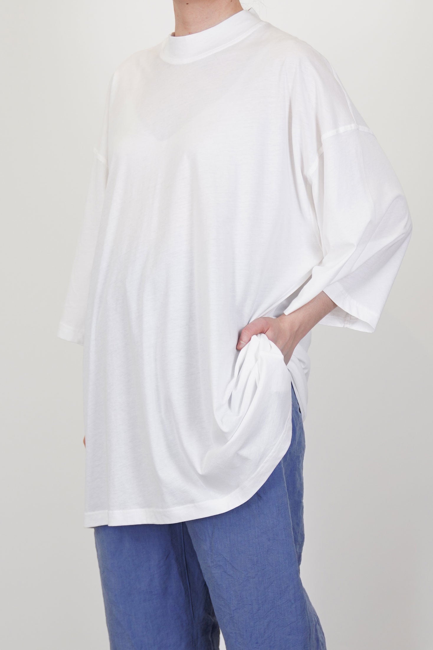 model wearing sofie d'hoore oversized t-shirt tick off-white