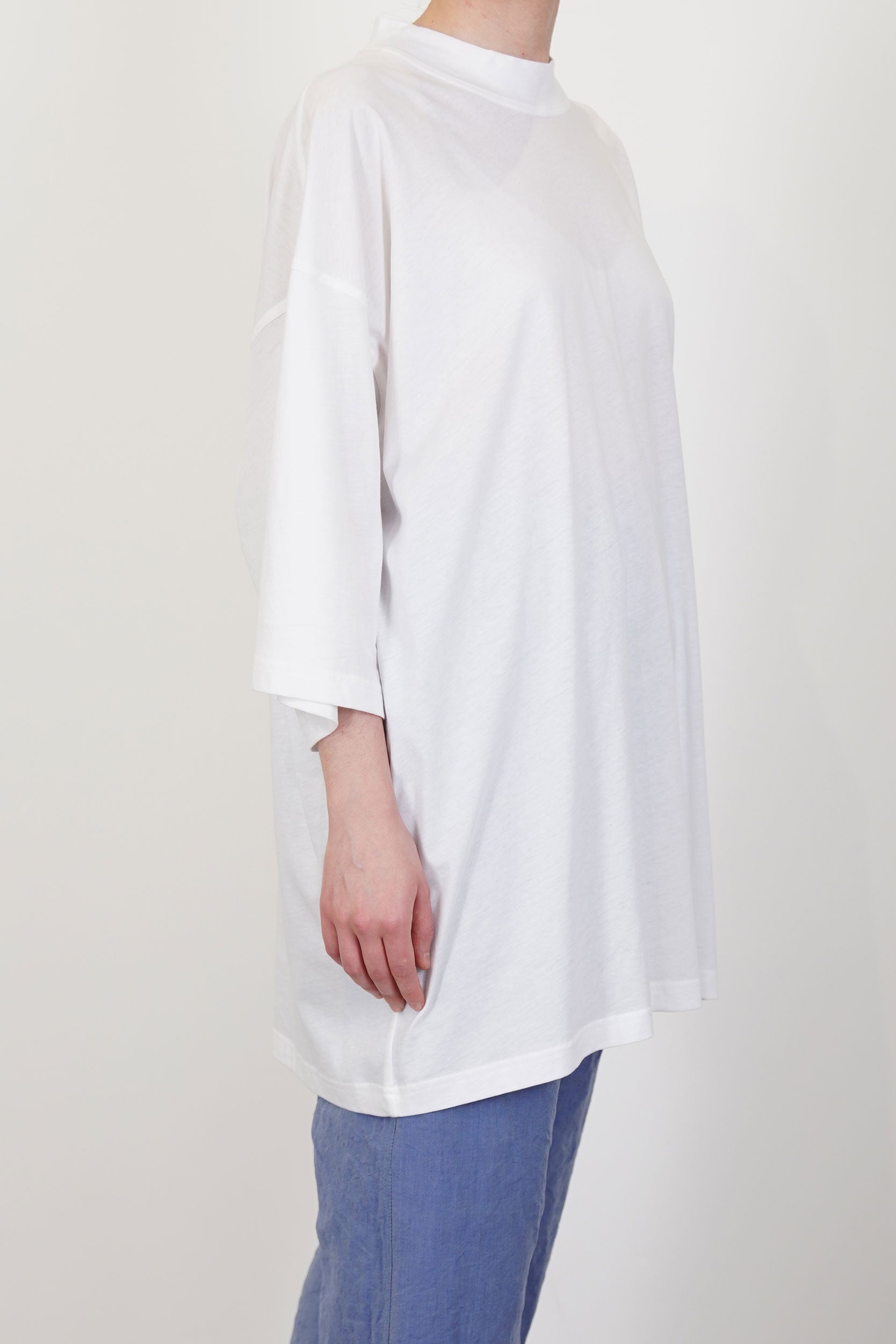 side view of sofie d'hoore oversized t-shirt tick off-white generous proportions and minimalist style